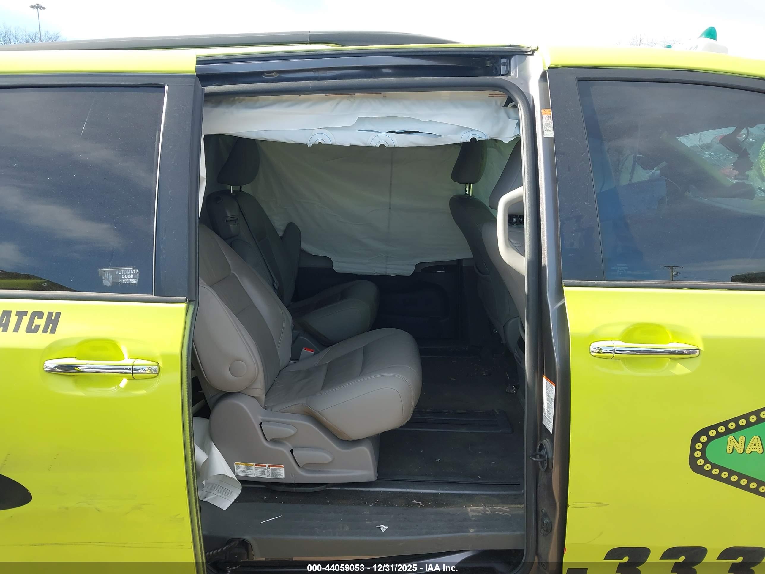 TOYOTA SIENNA image 8
