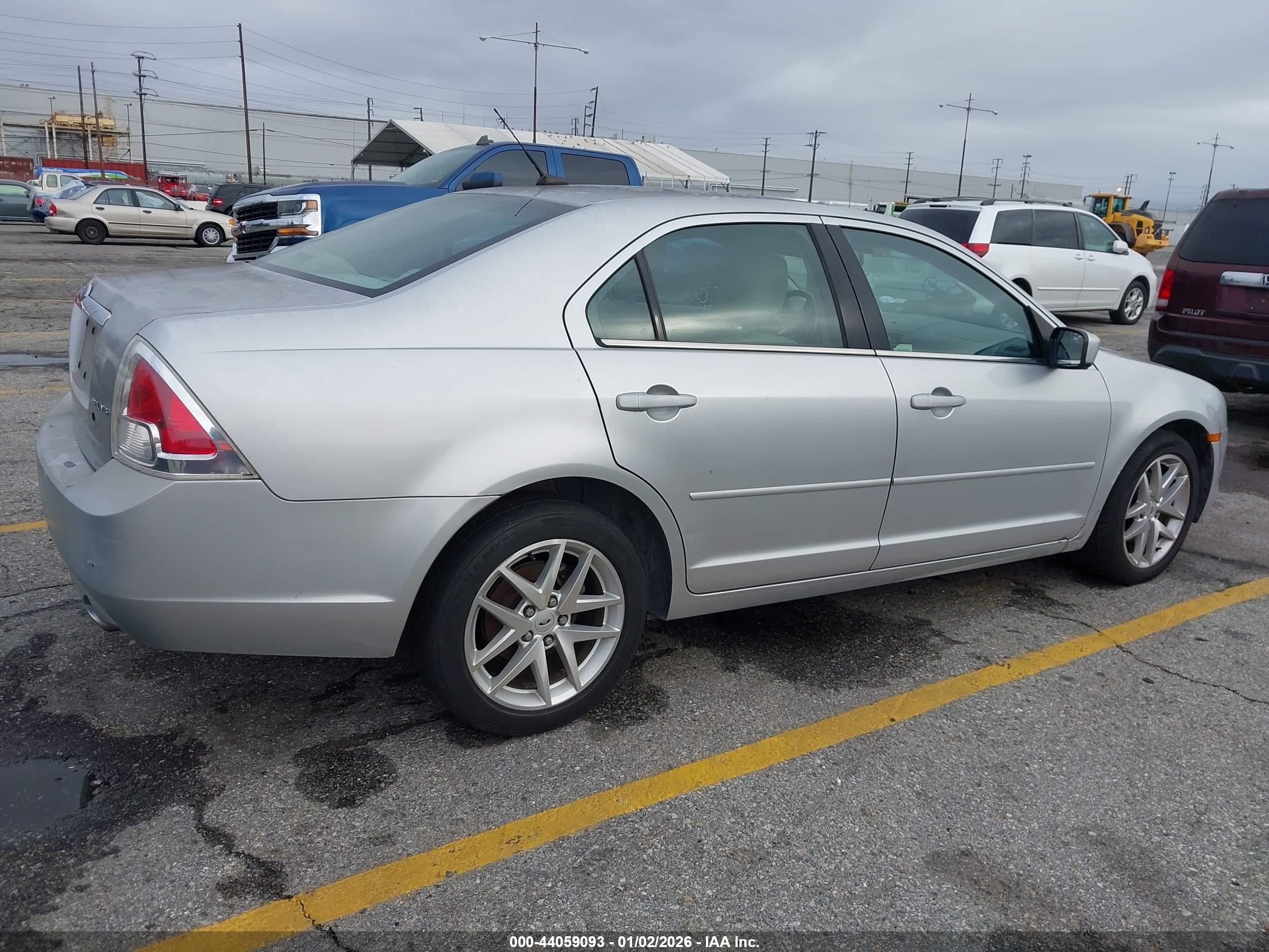 FORD FUSION image 4