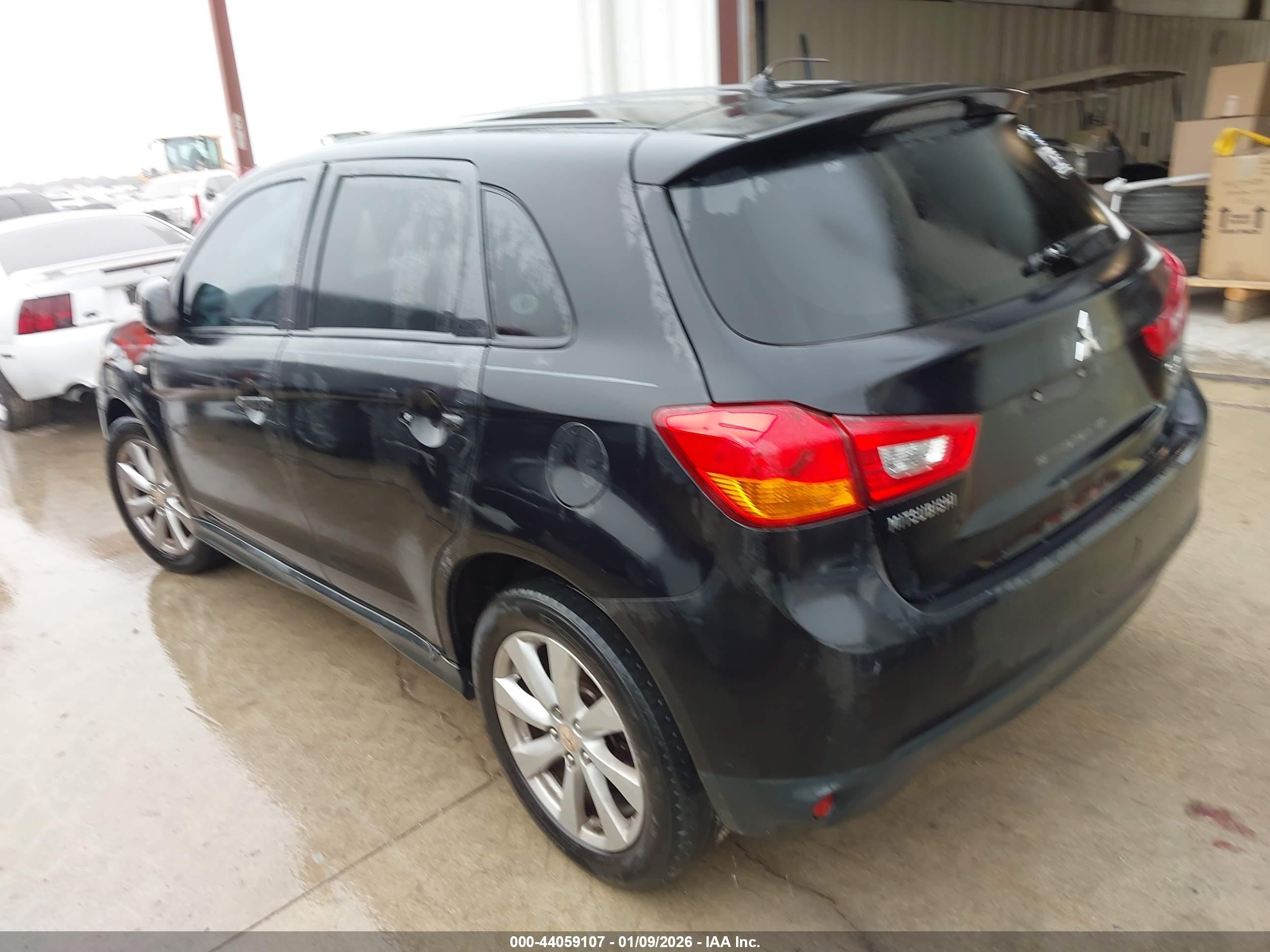 MITSUBISHI OUTLANDER image 3