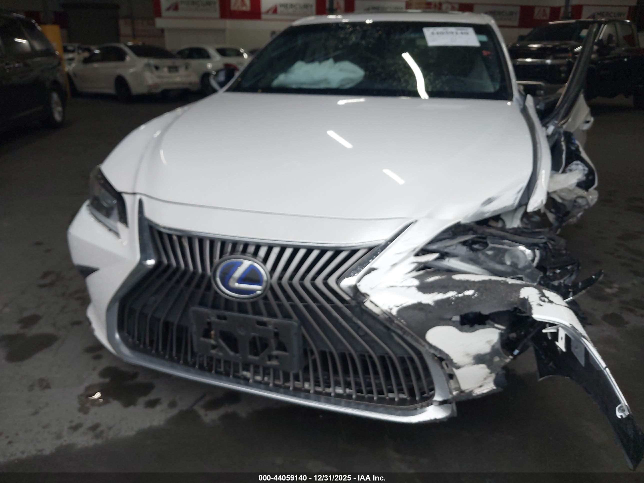 LEXUS ES image 10