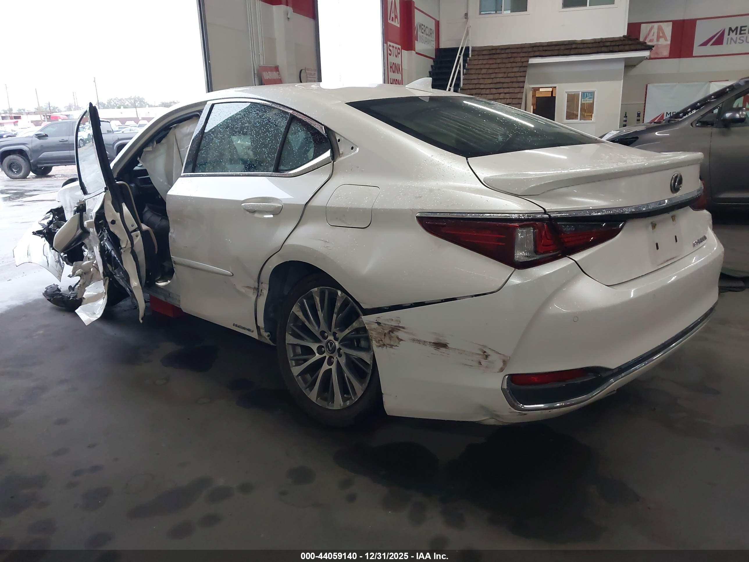 LEXUS ES image 3