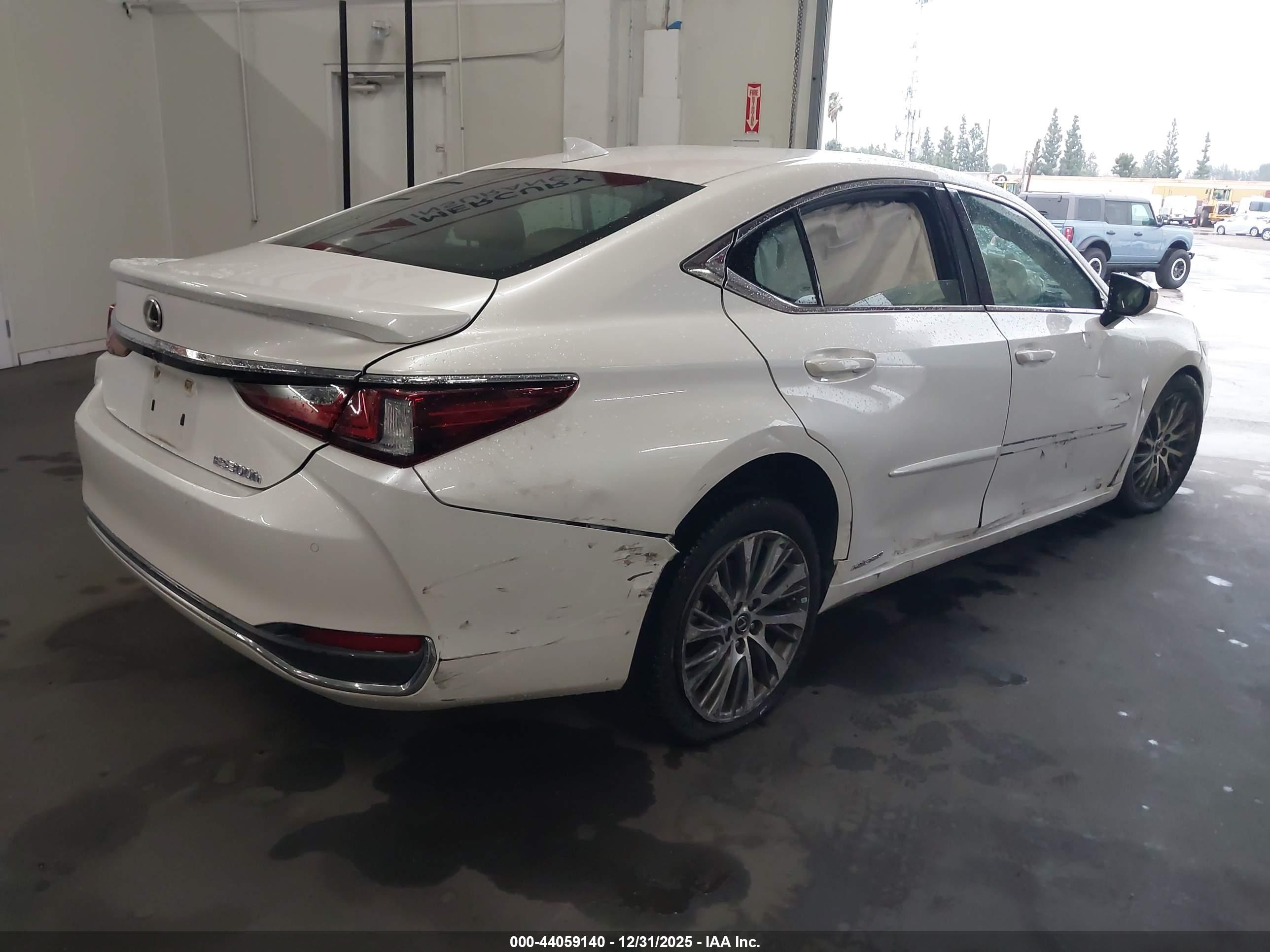 LEXUS ES image 4