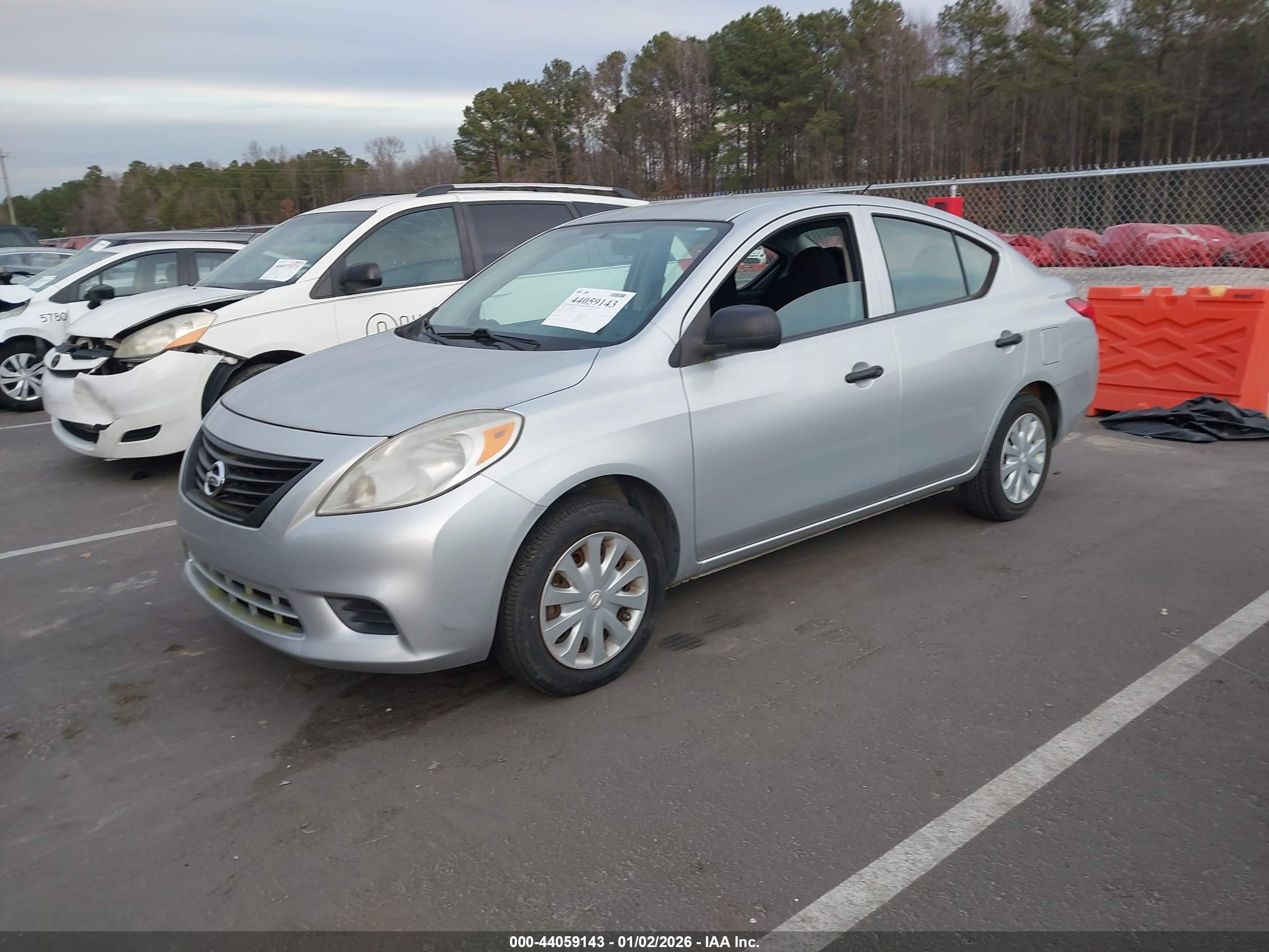 NISSAN VERSA image 2