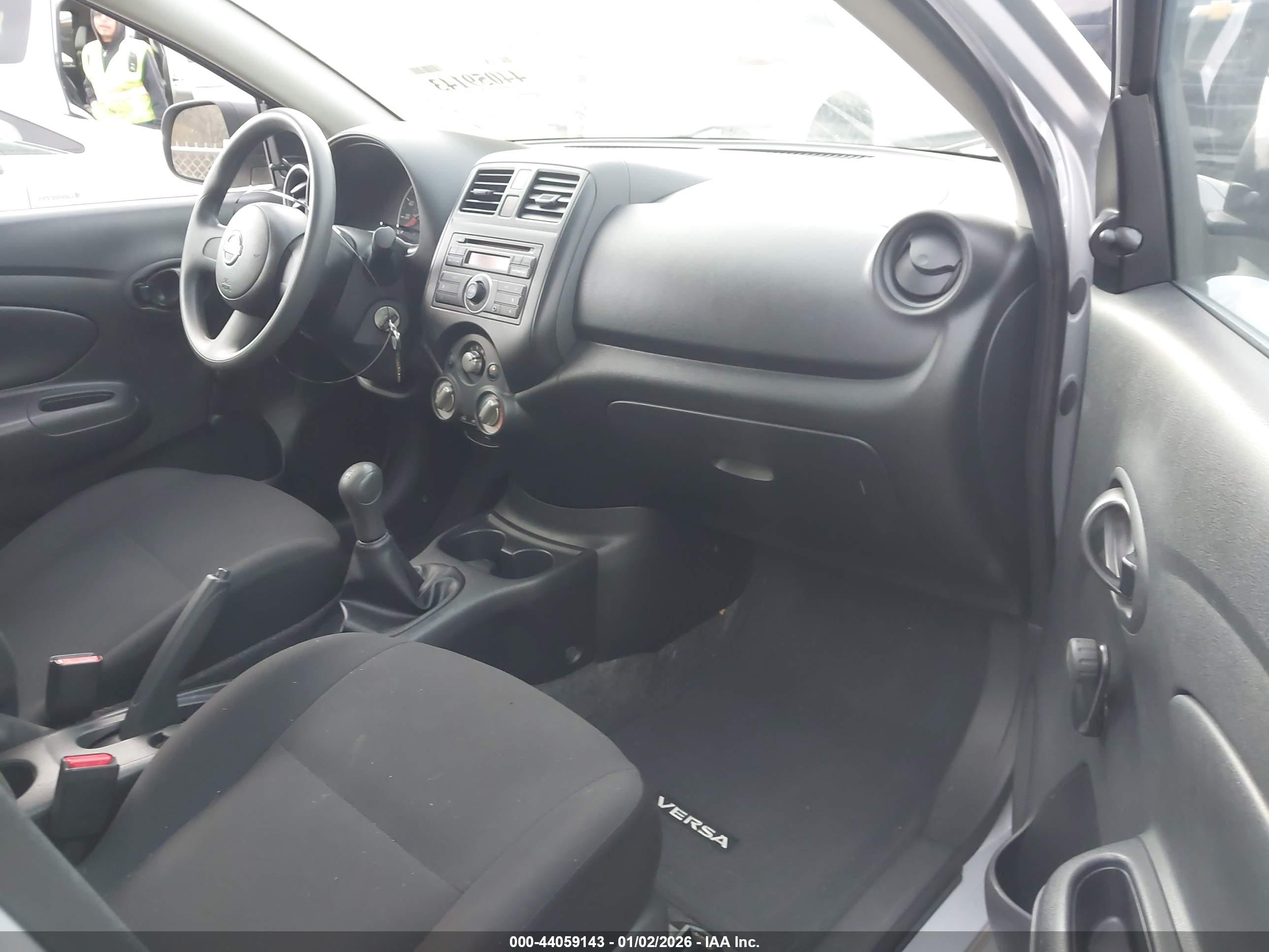 NISSAN VERSA image 5