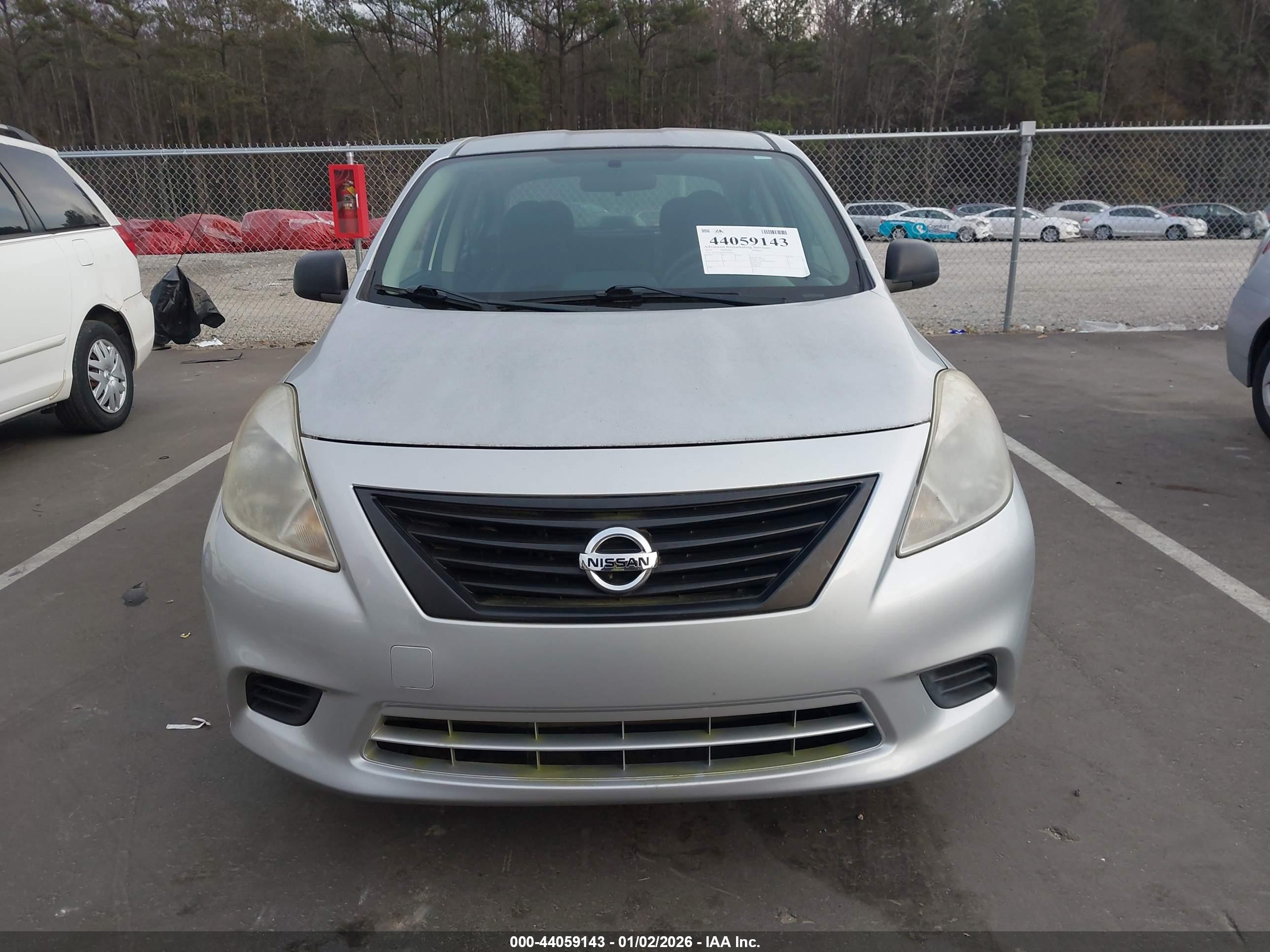 NISSAN VERSA image 6