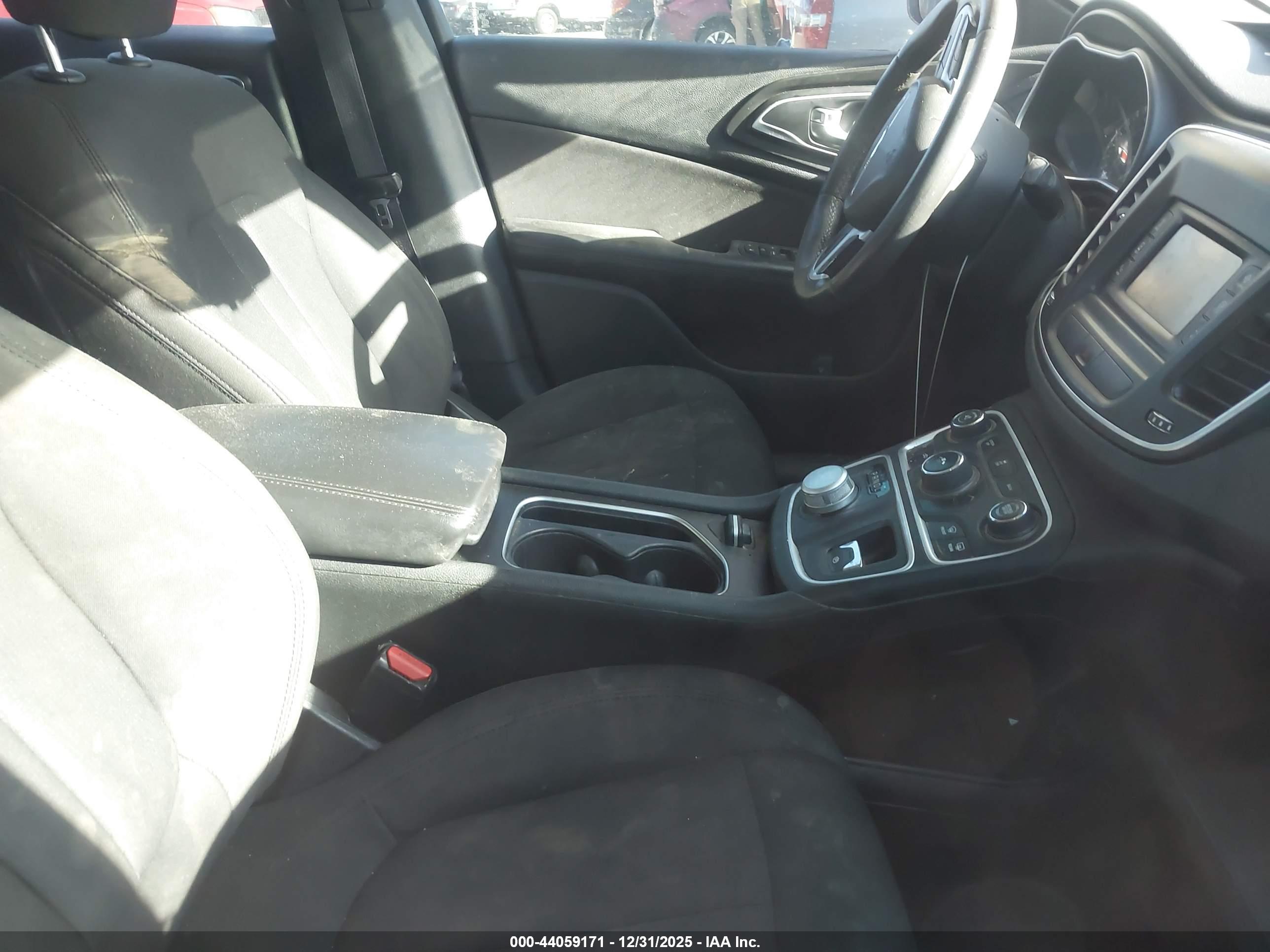 CHRYSLER 200 image 5