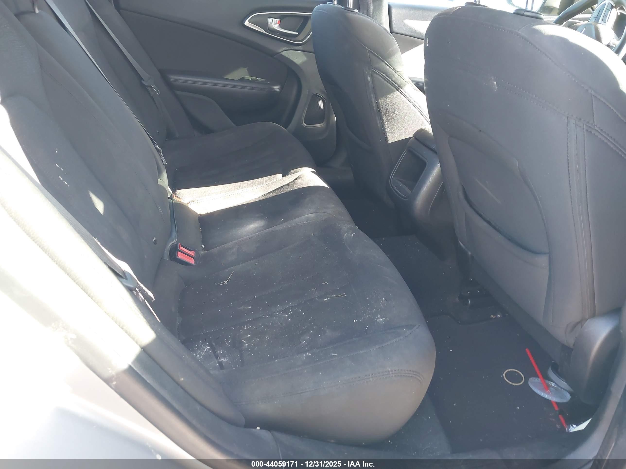 CHRYSLER 200 image 8