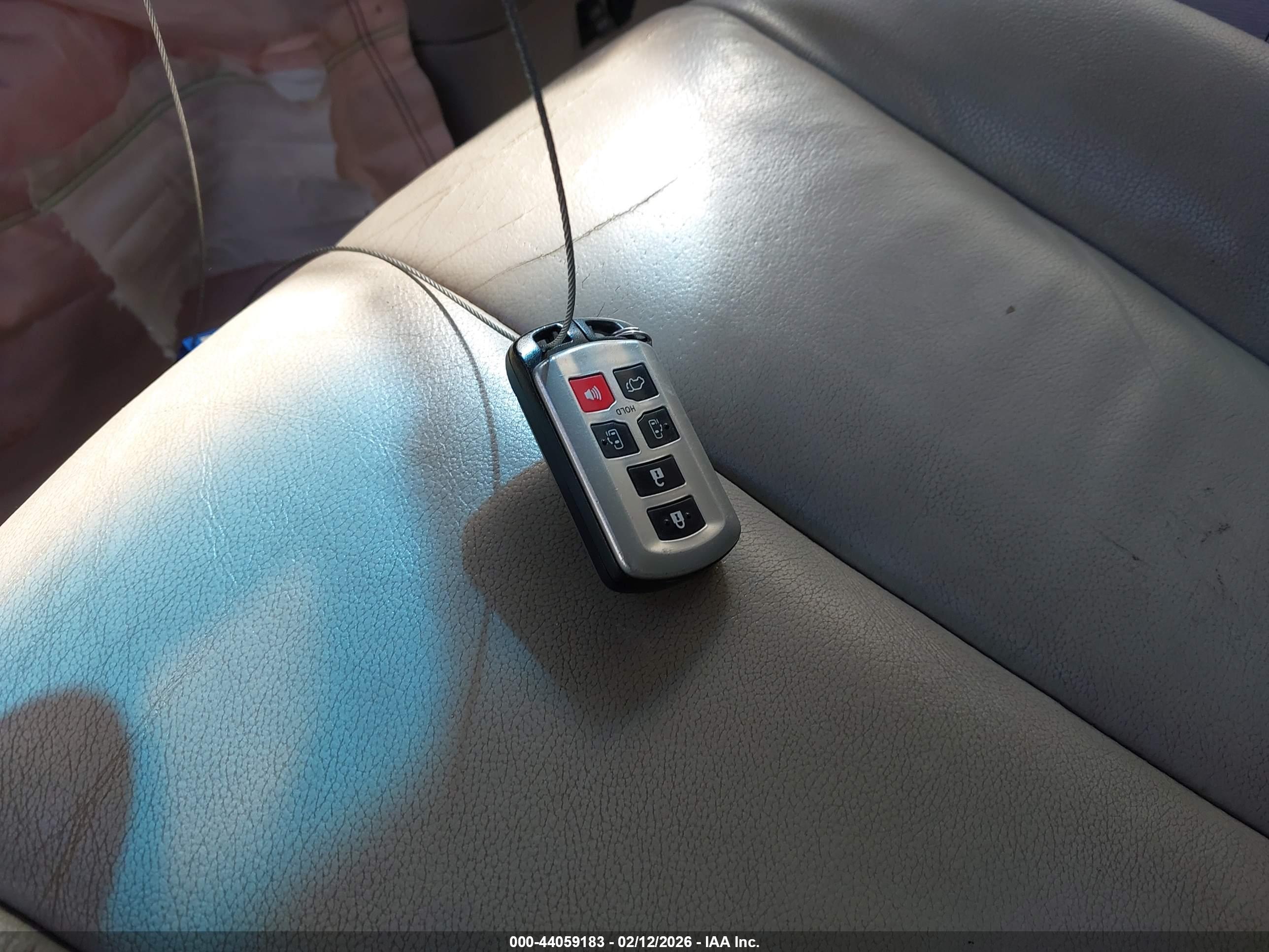 TOYOTA SIENNA image 11