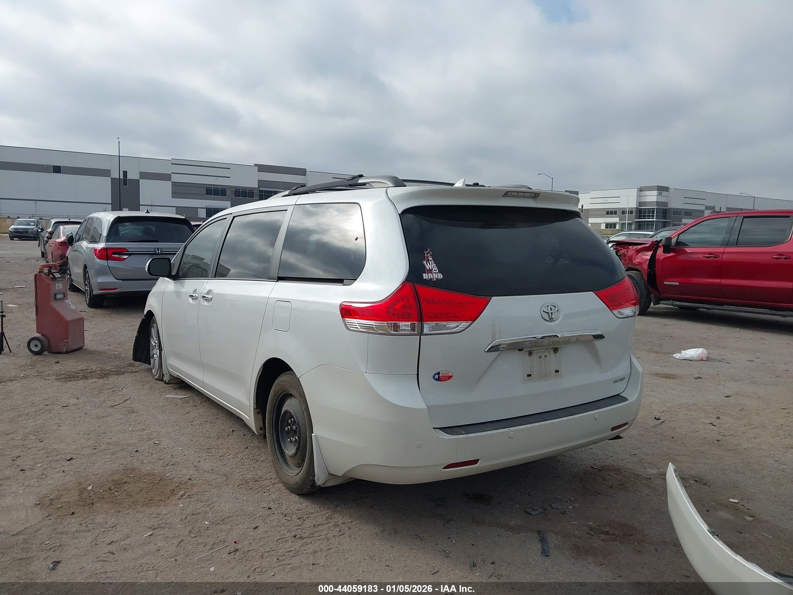 TOYOTA SIENNA image 3