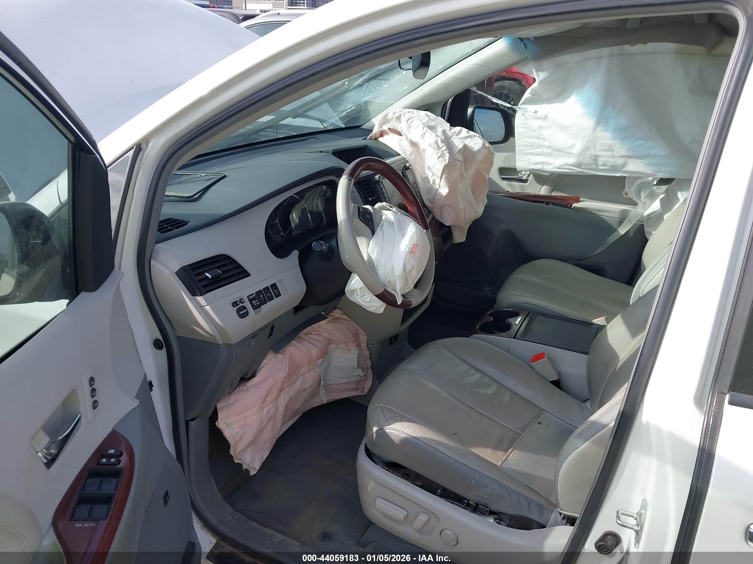 TOYOTA SIENNA image 5