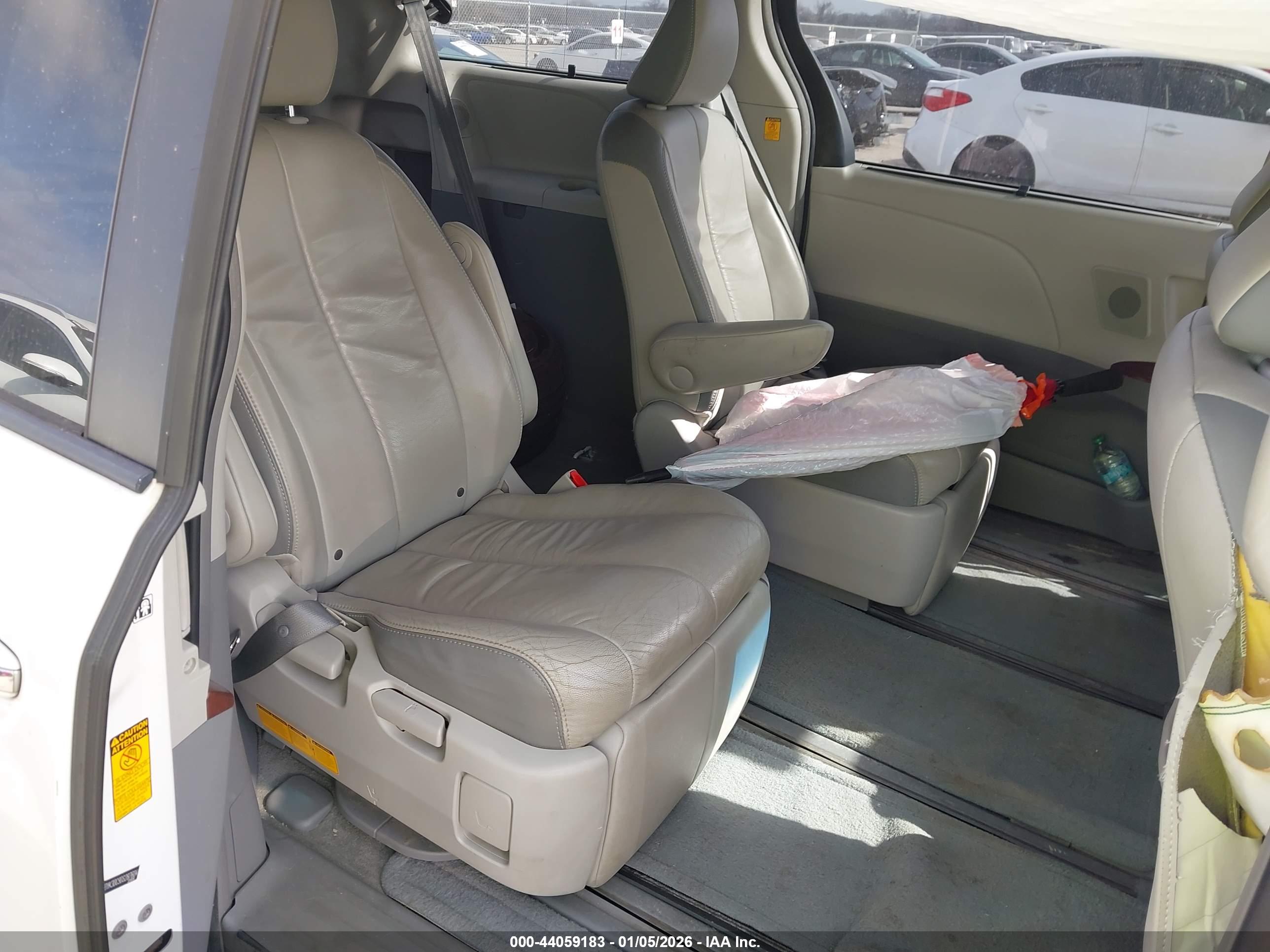 TOYOTA SIENNA image 8