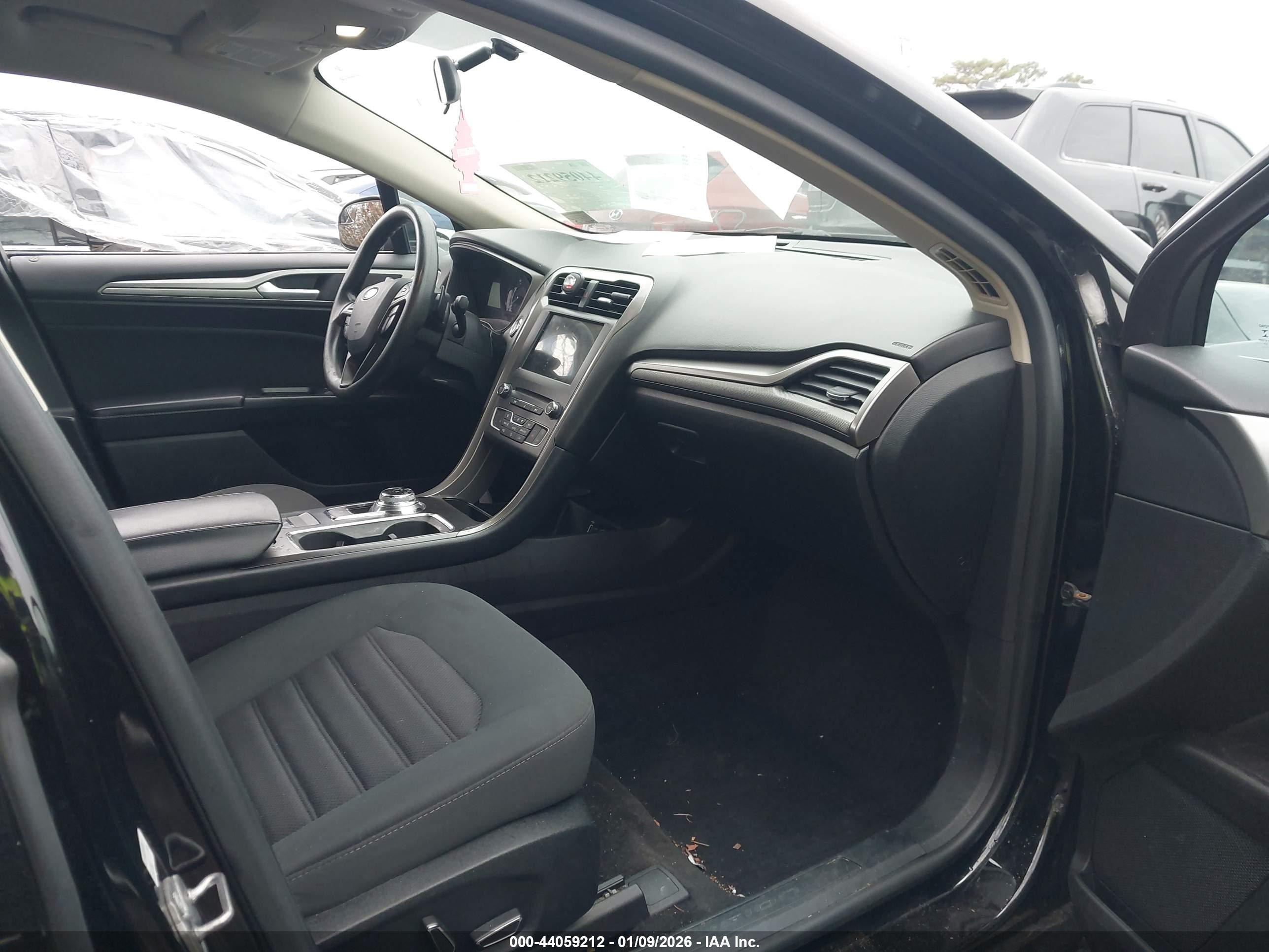 FORD FUSION image 5