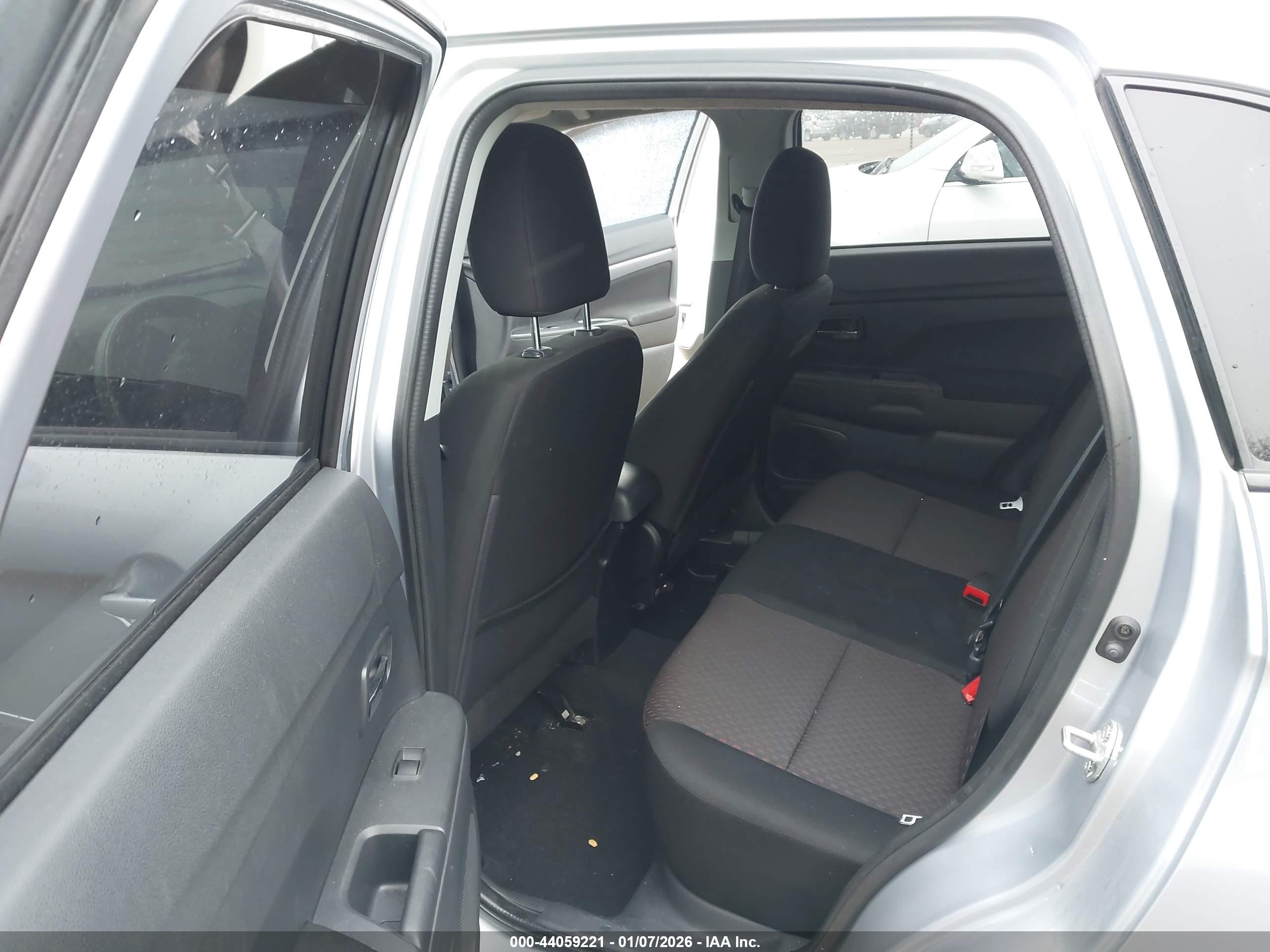 MITSUBISHI OUTLANDER image 8