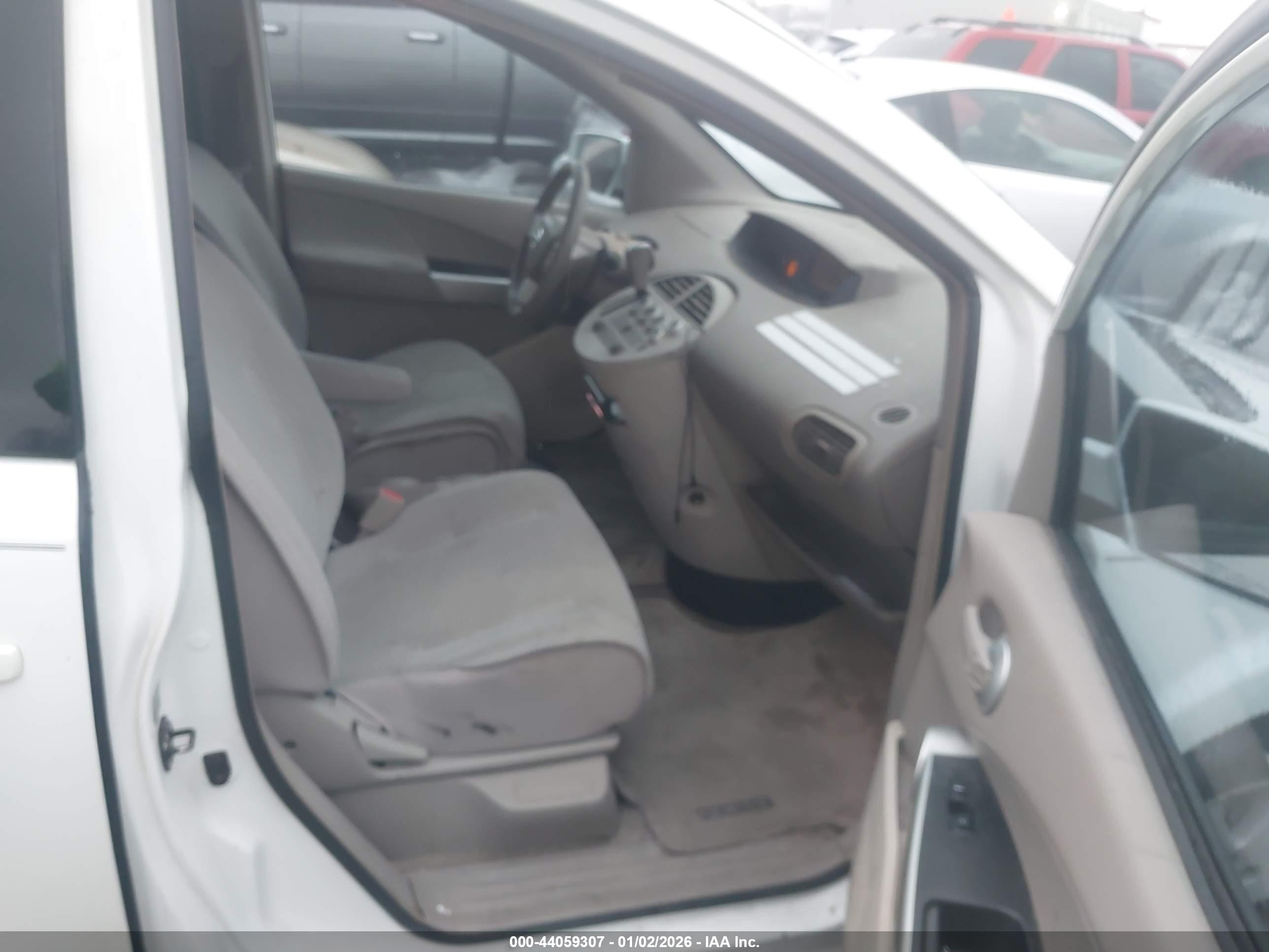 NISSAN QUEST image 5