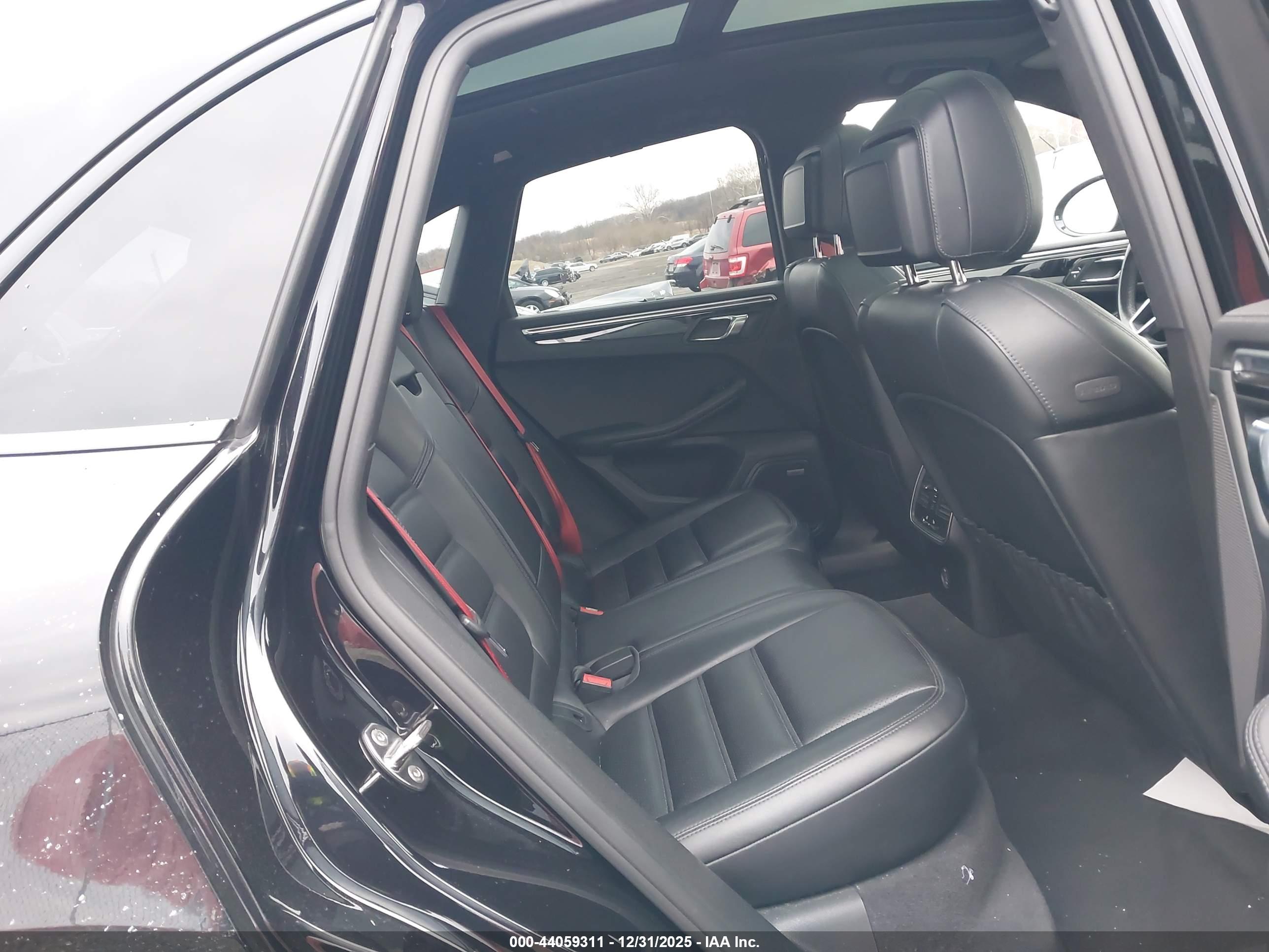 PORSCHE MACAN image 8