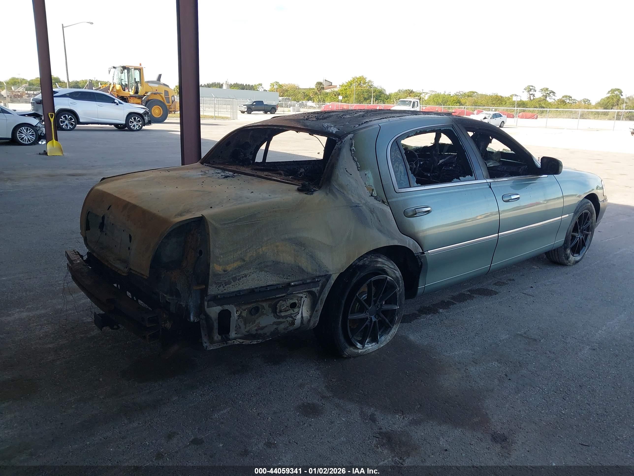 LINCOLN TOWN image 4
