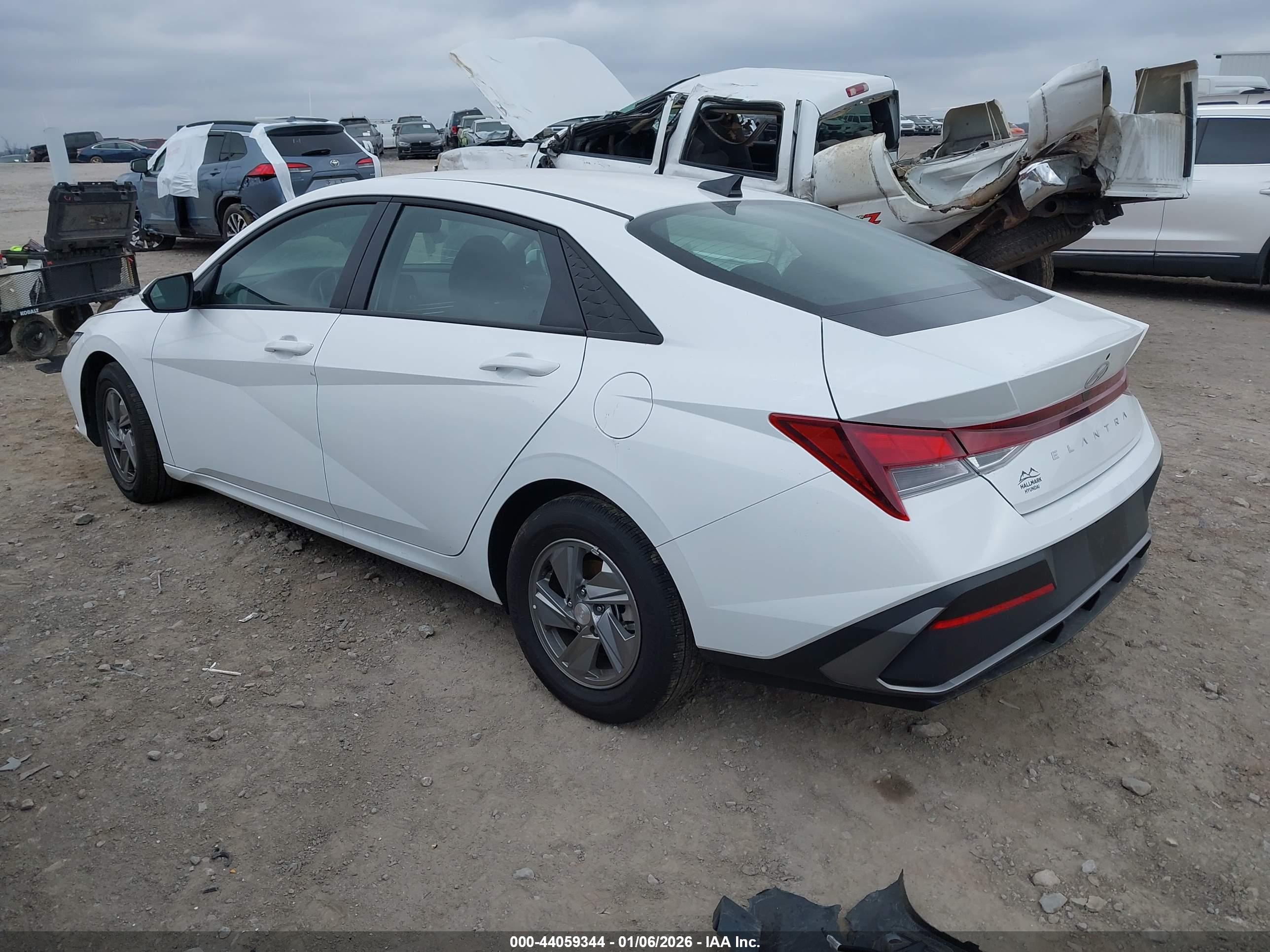 HYUNDAI ELANTRA image 3