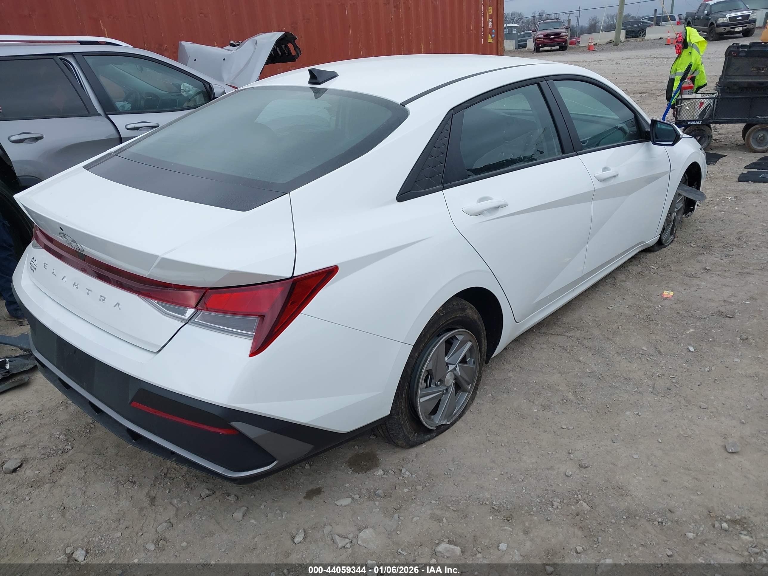 HYUNDAI ELANTRA image 4