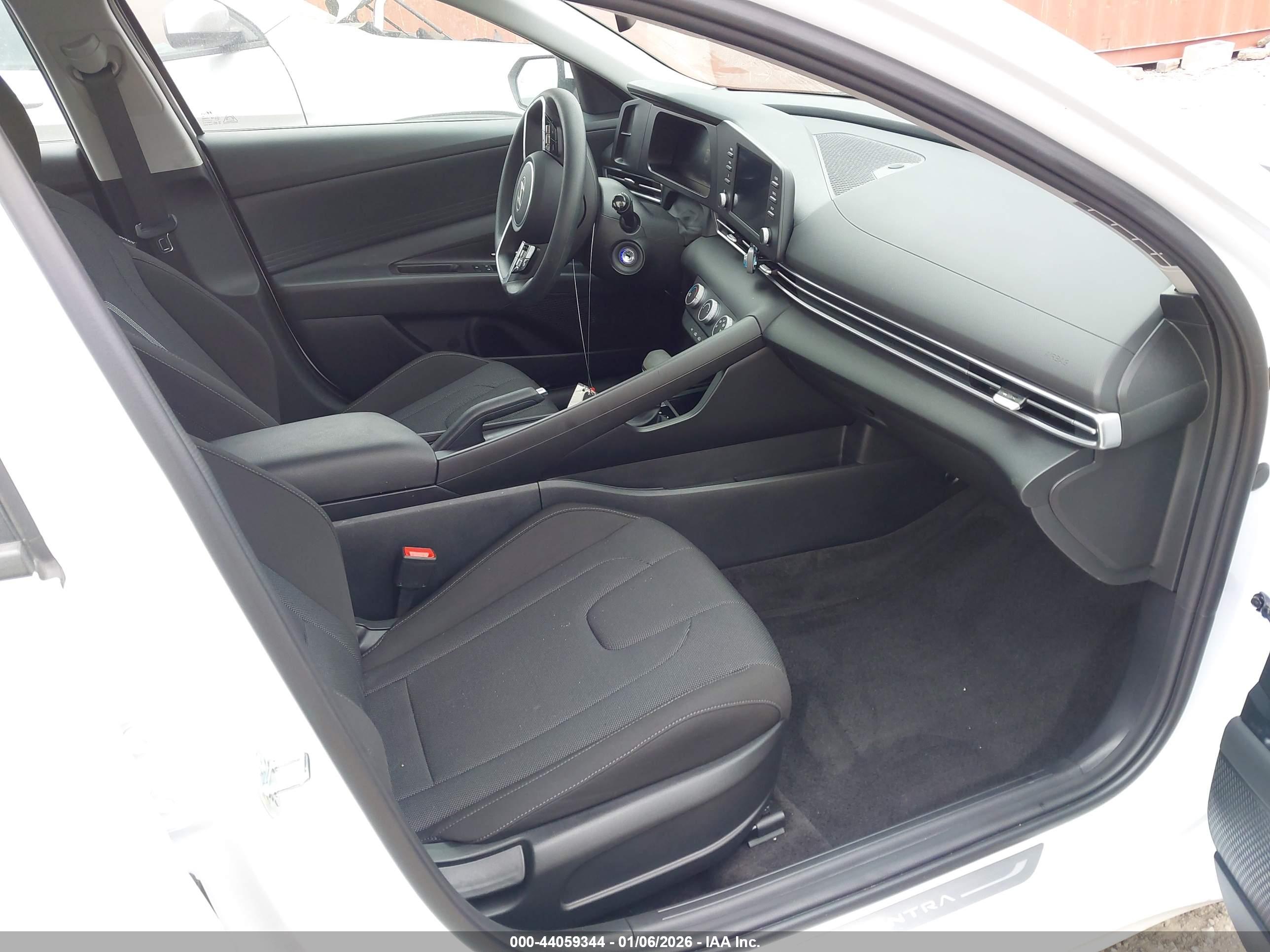 HYUNDAI ELANTRA image 5