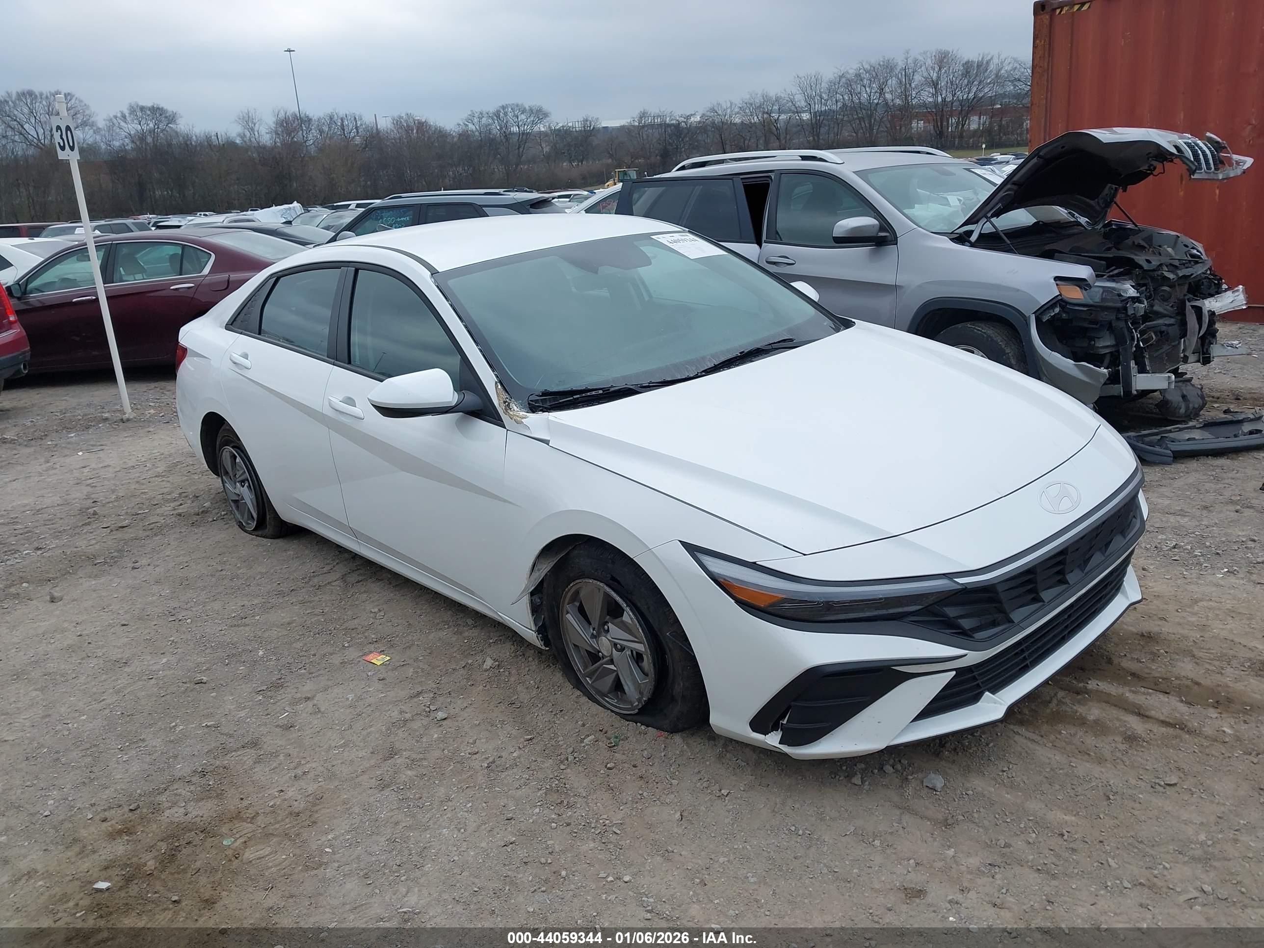 HYUNDAI ELANTRA image 6