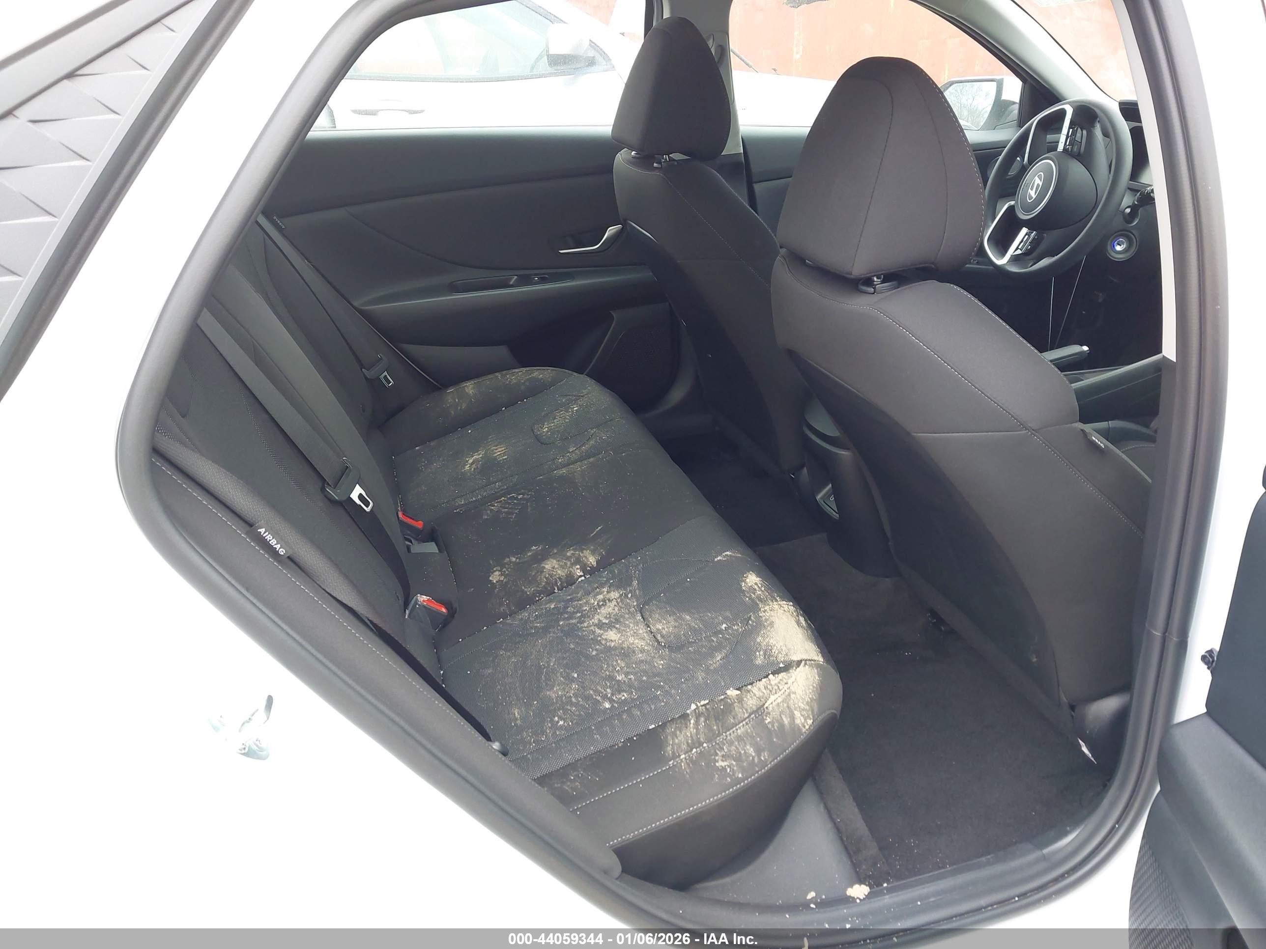 HYUNDAI ELANTRA image 8