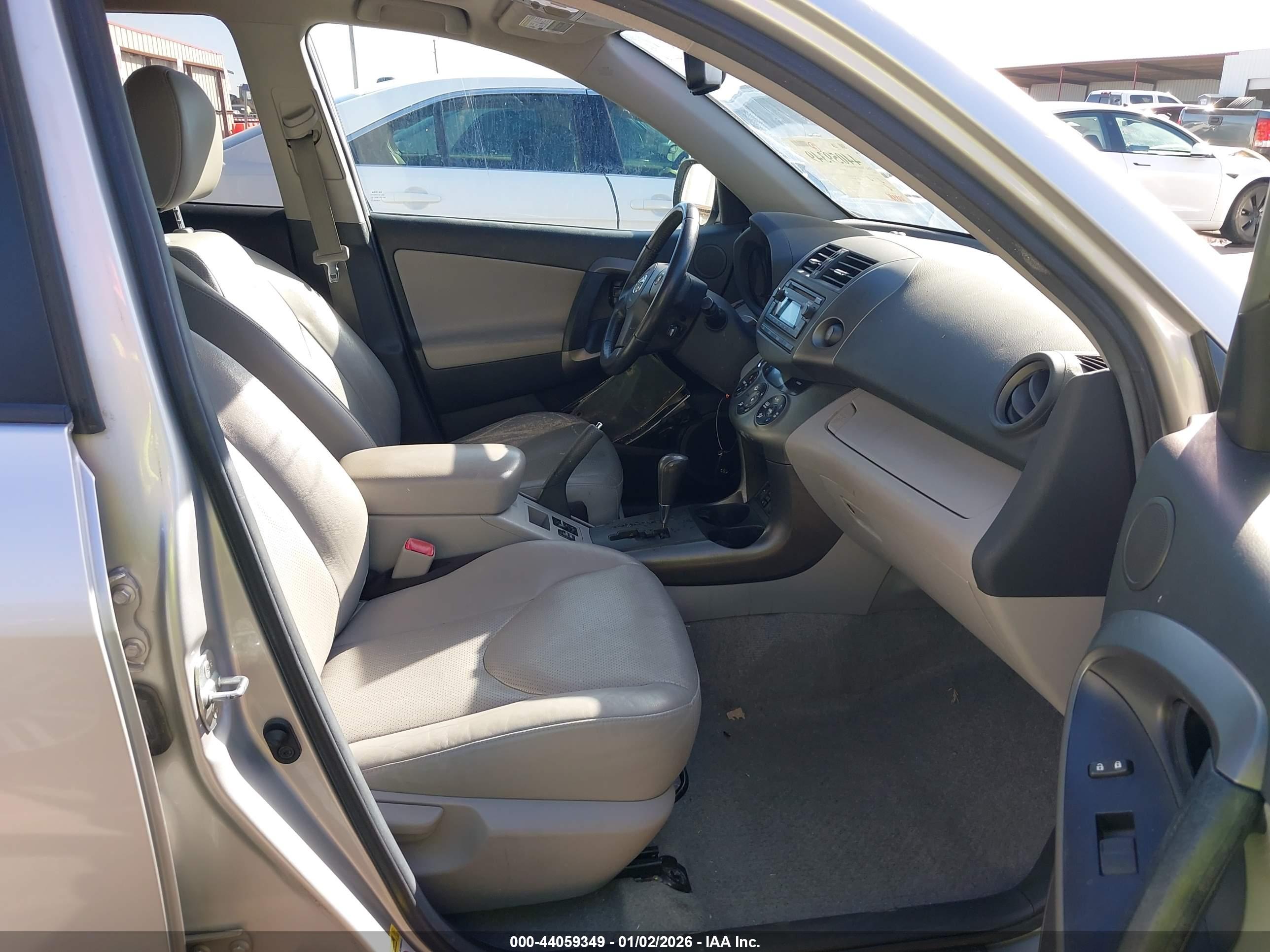 TOYOTA RAV4 image 5