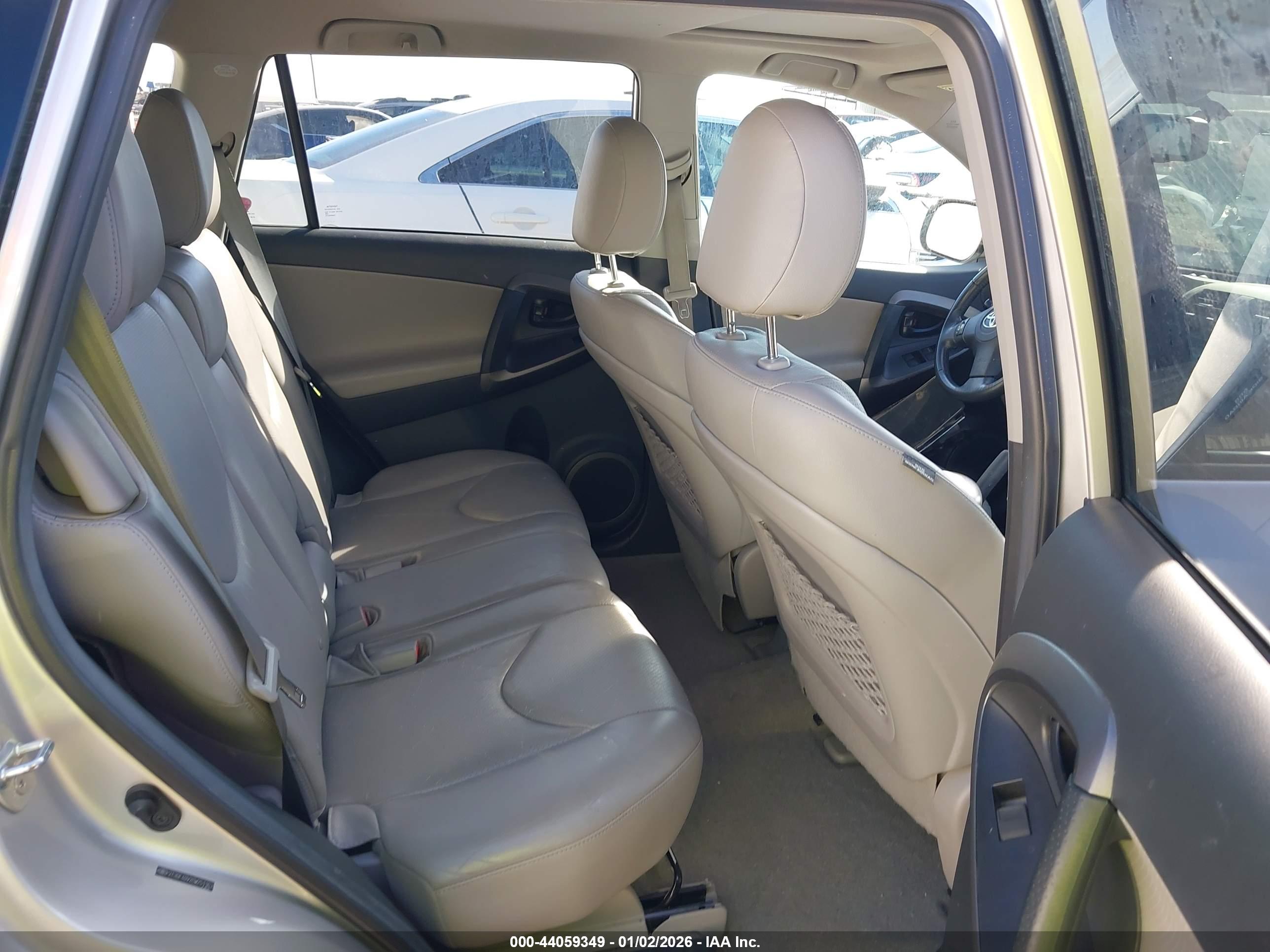 TOYOTA RAV4 image 8