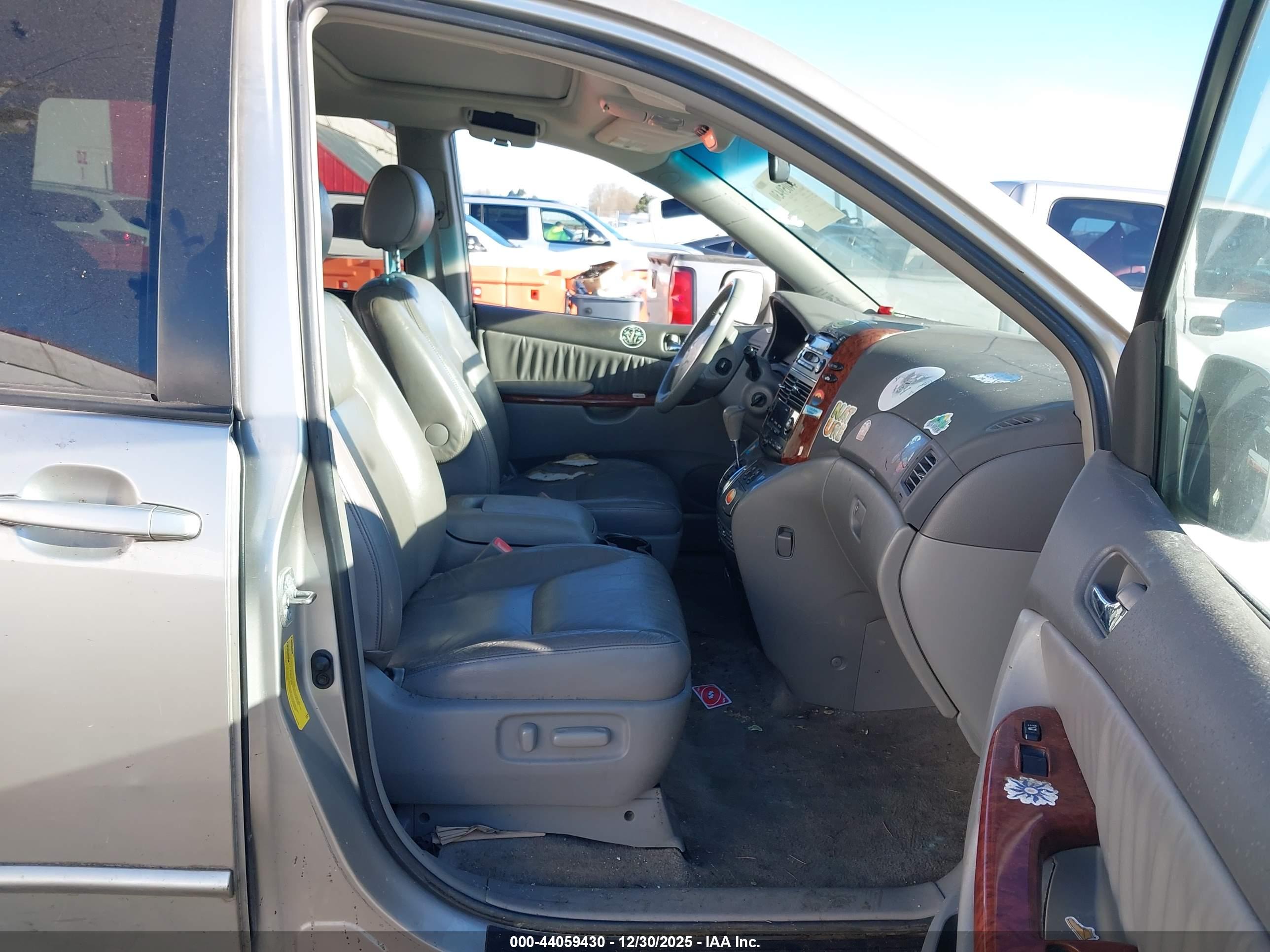 TOYOTA SIENNA image 5