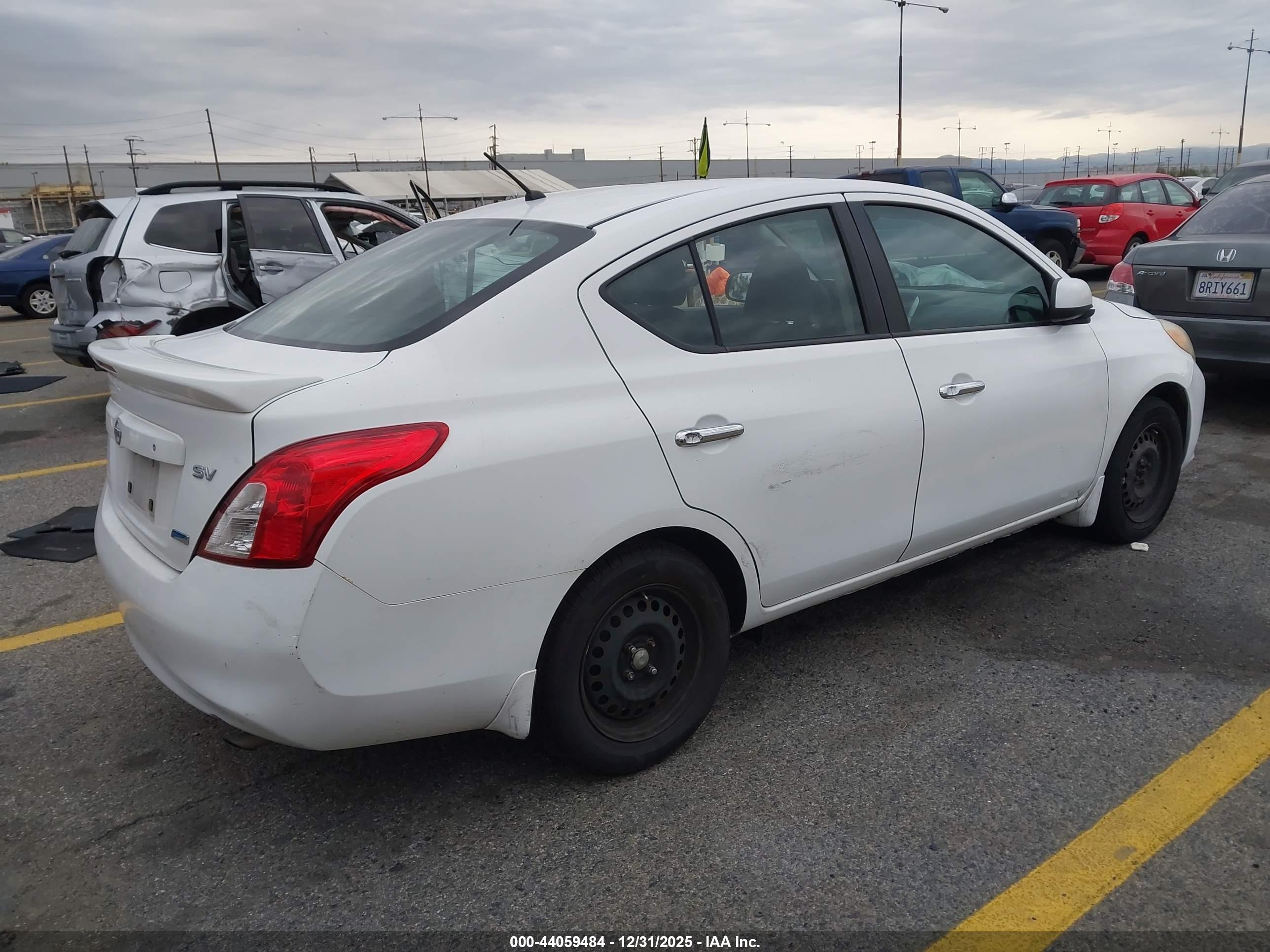 NISSAN VERSA image 4