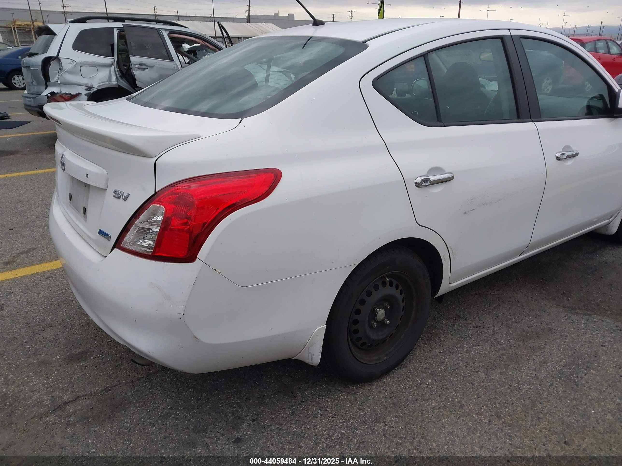 NISSAN VERSA image 6