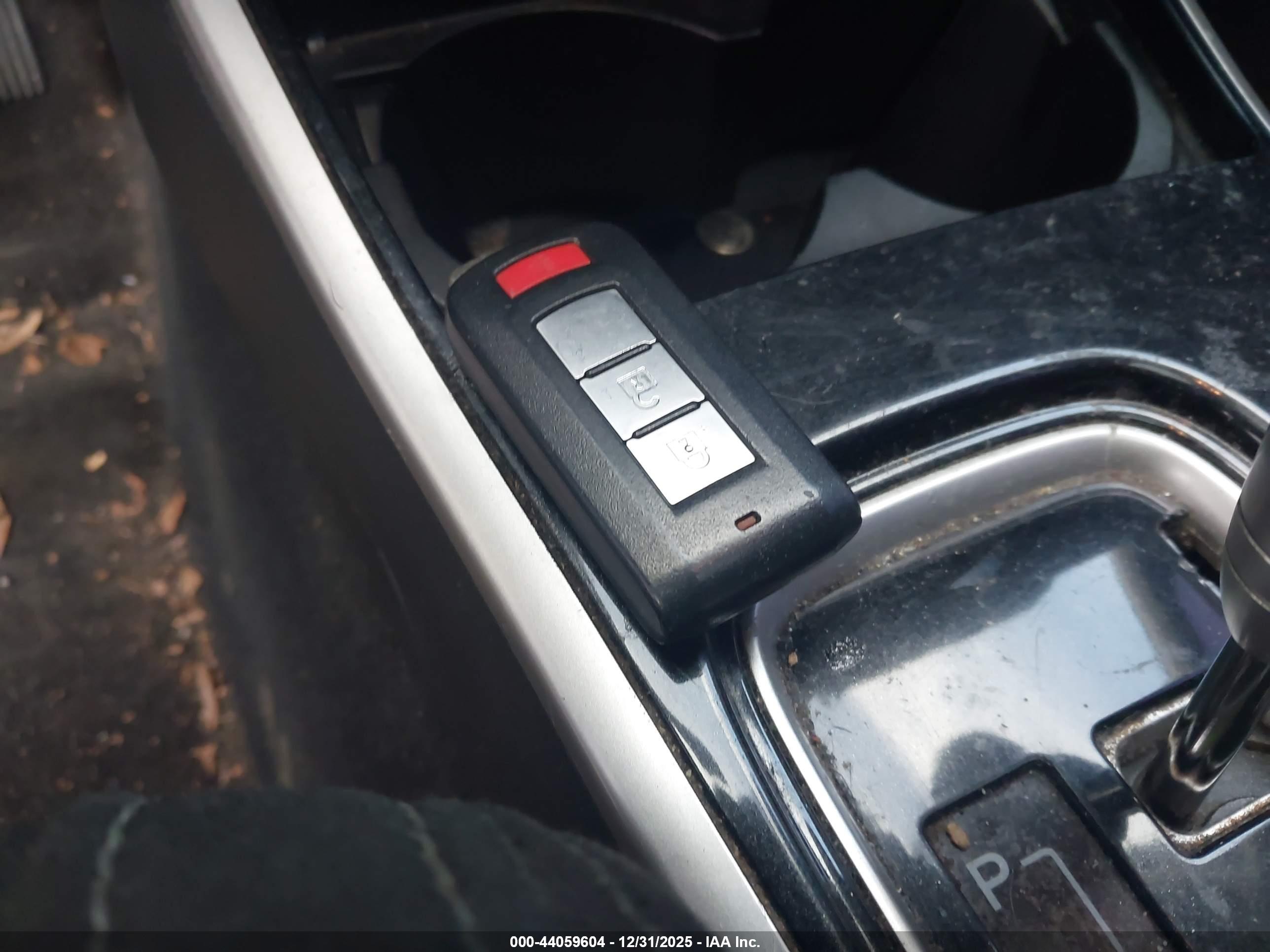 MITSUBISHI OUTLANDER image 11