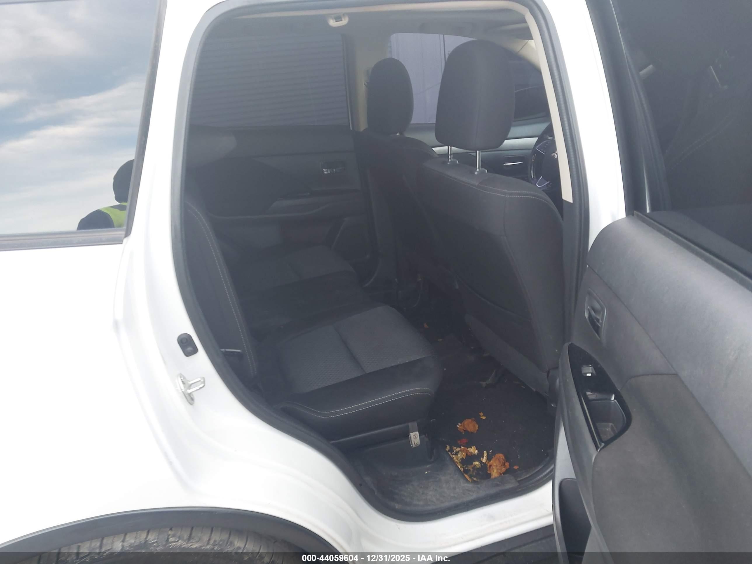 MITSUBISHI OUTLANDER image 8