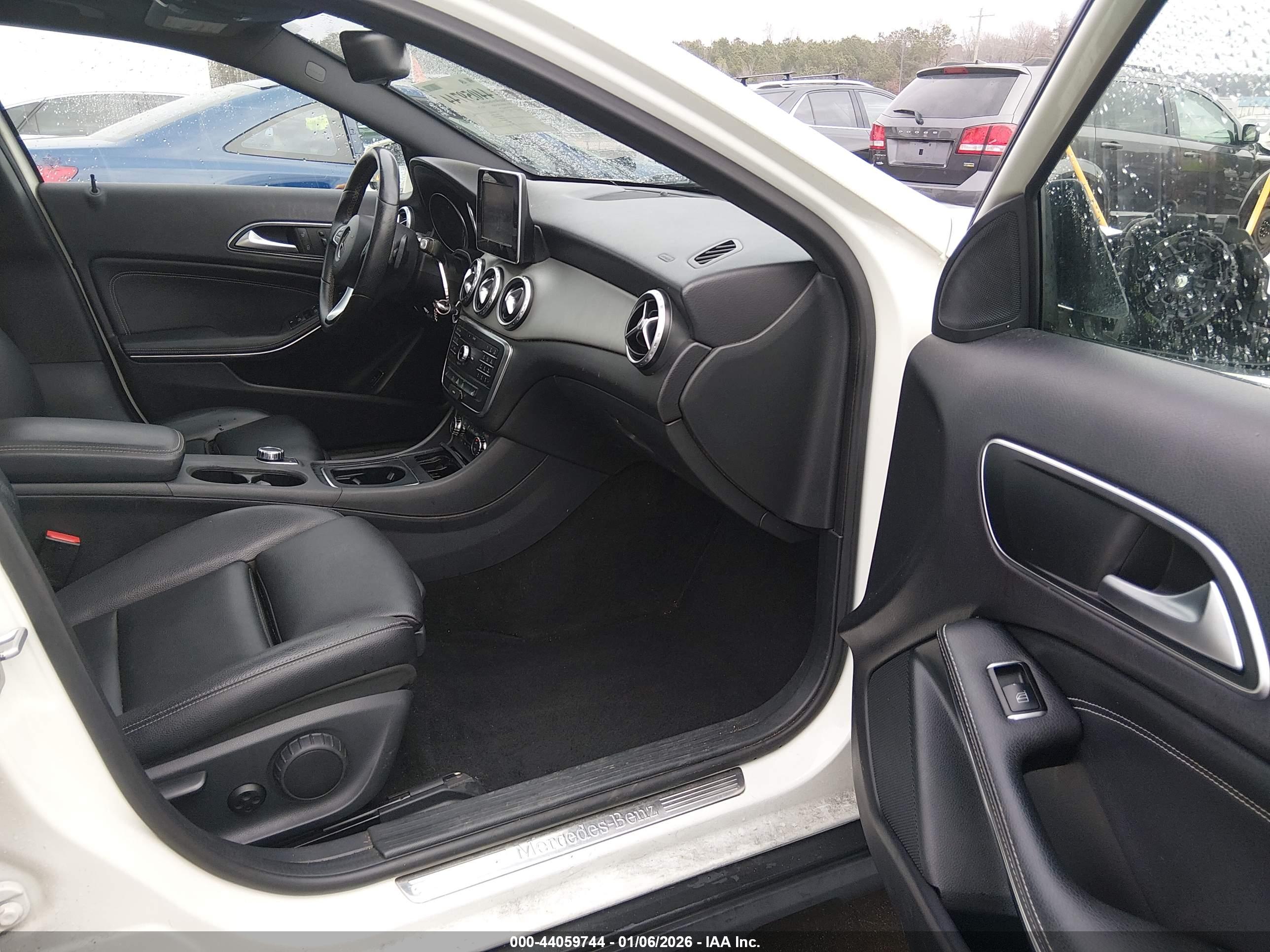 MERCEDES-BENZ GLA image 5