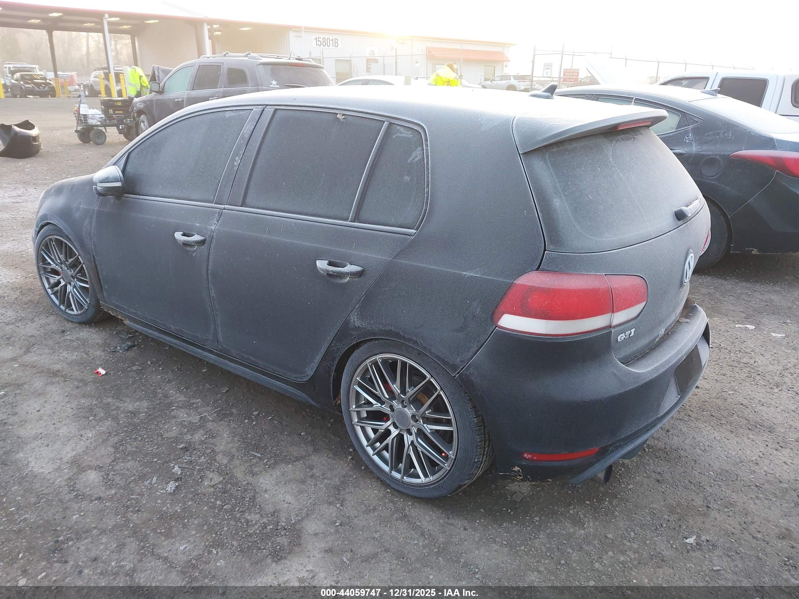 VOLKSWAGEN GTI image 3