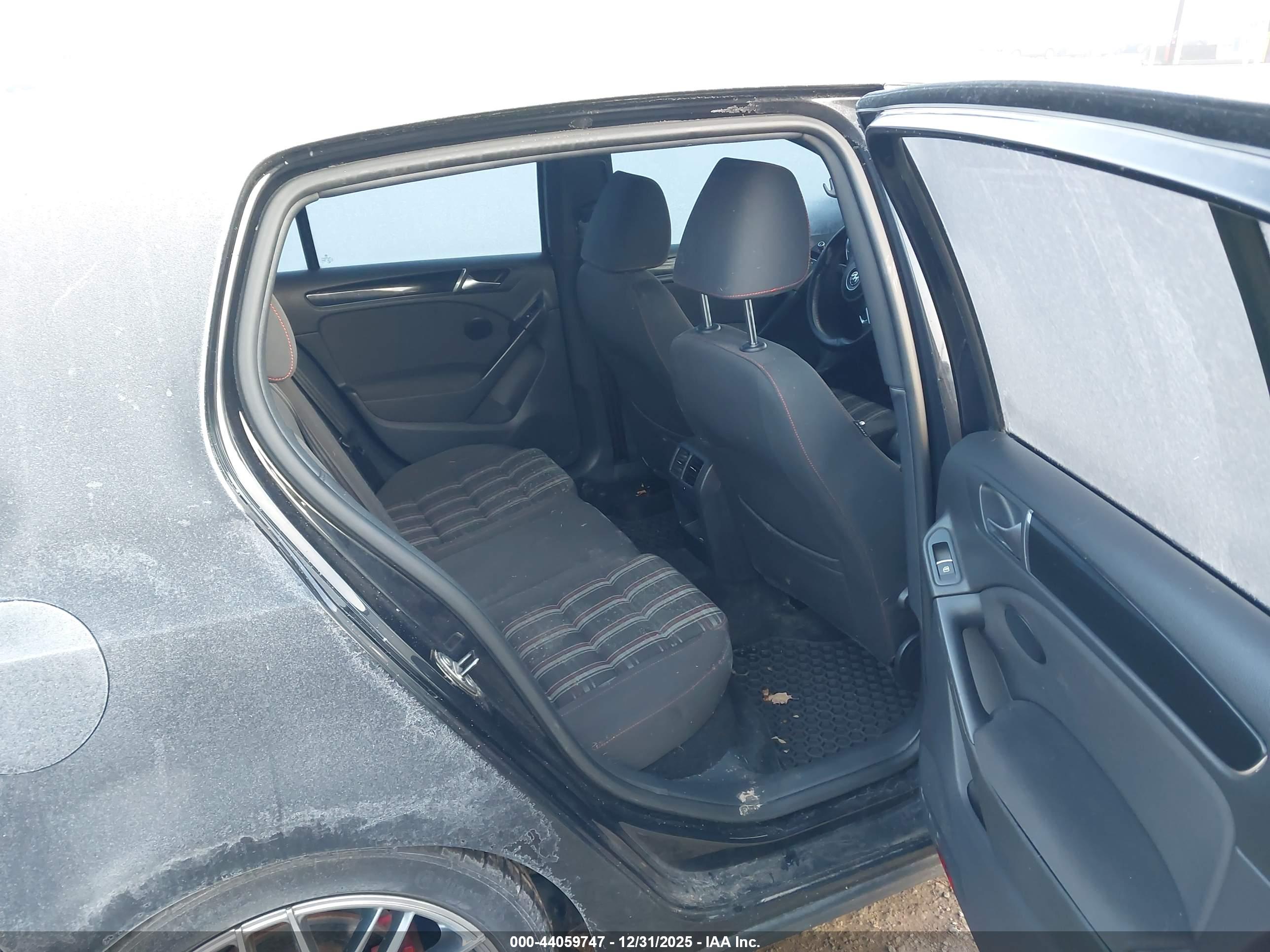 VOLKSWAGEN GTI image 8