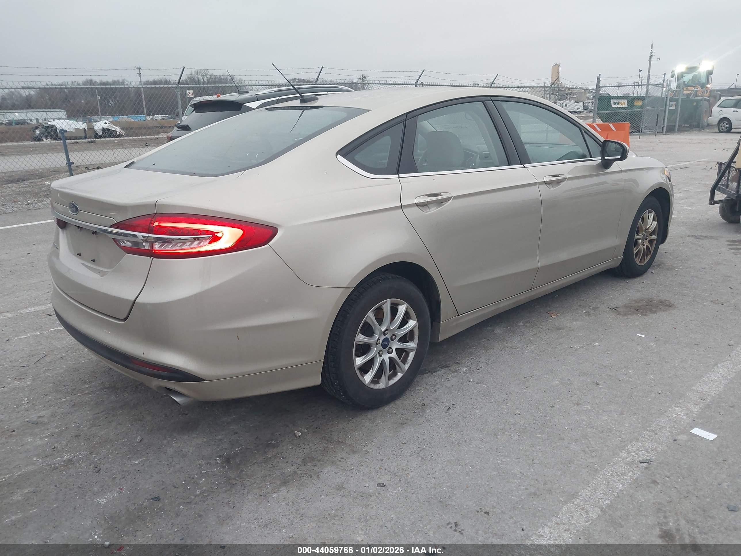 FORD FUSION image 4