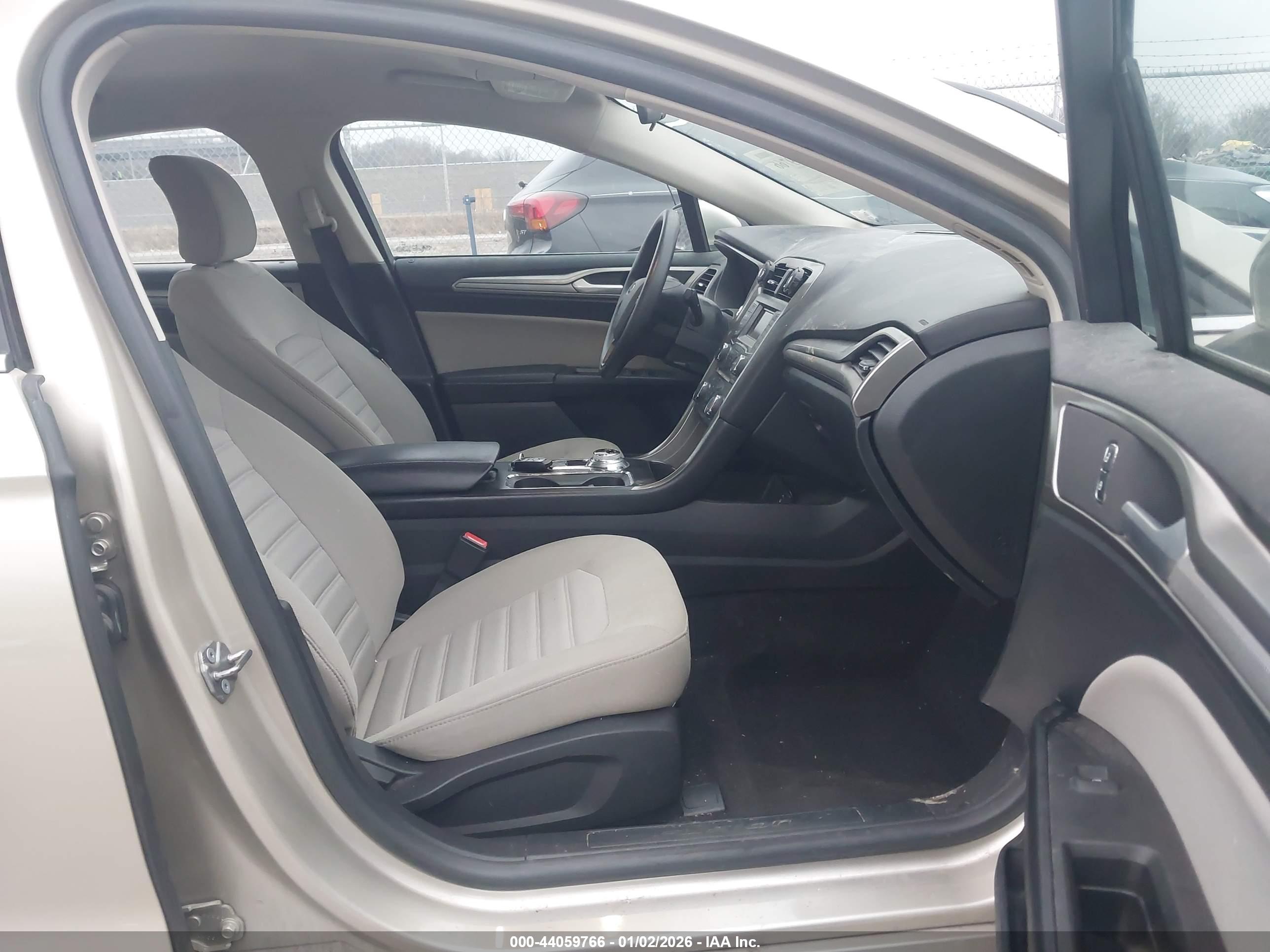 FORD FUSION image 5