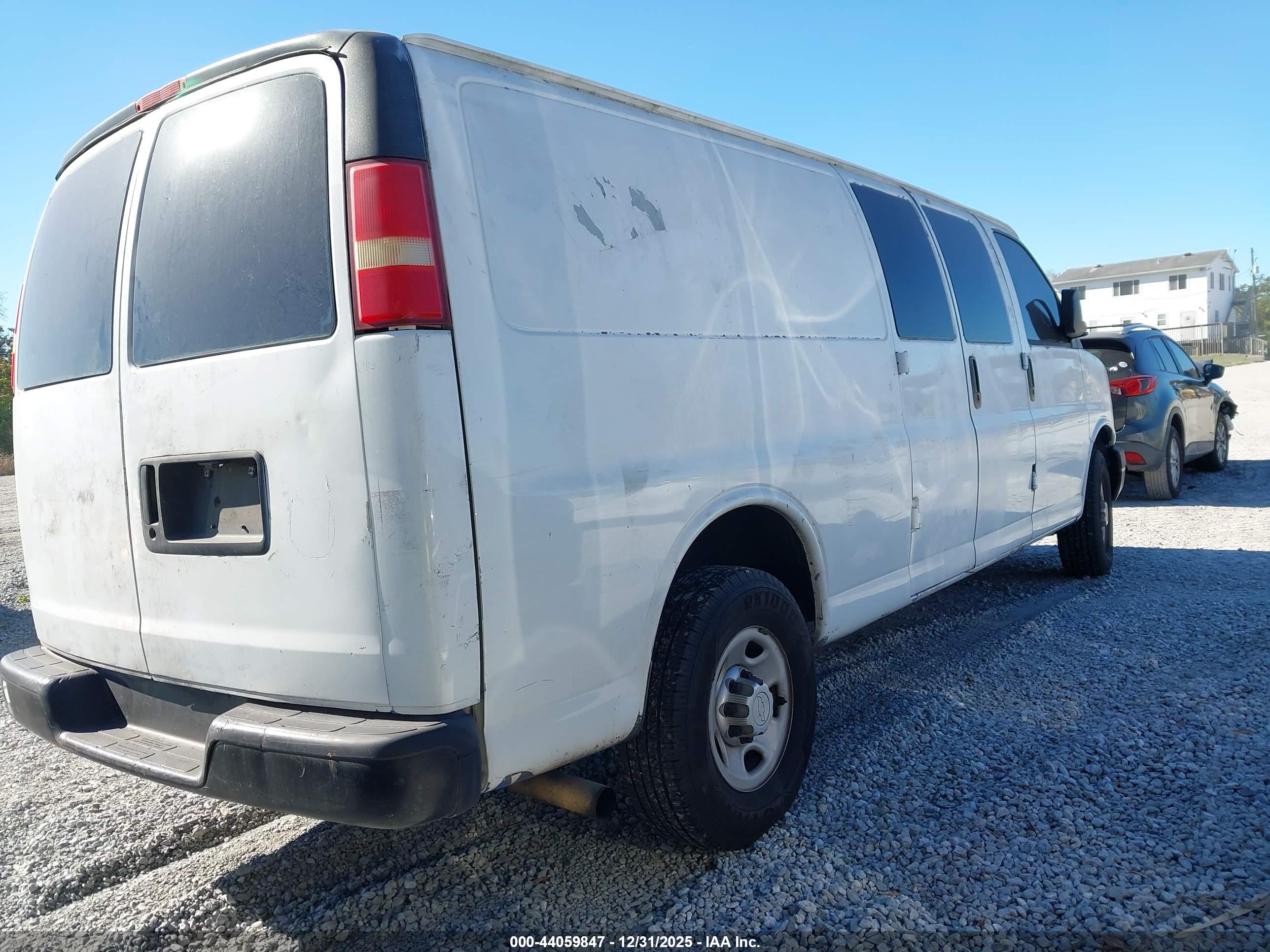 CHEVROLET EXPRESS image 4