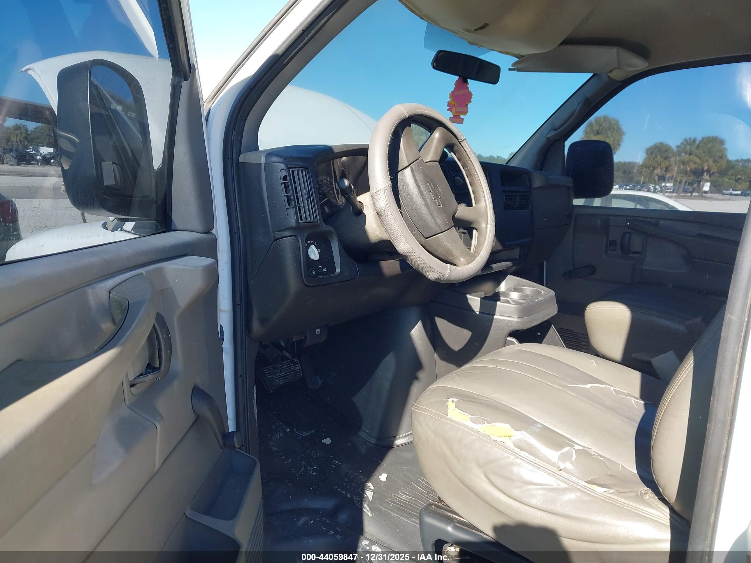 CHEVROLET EXPRESS image 5