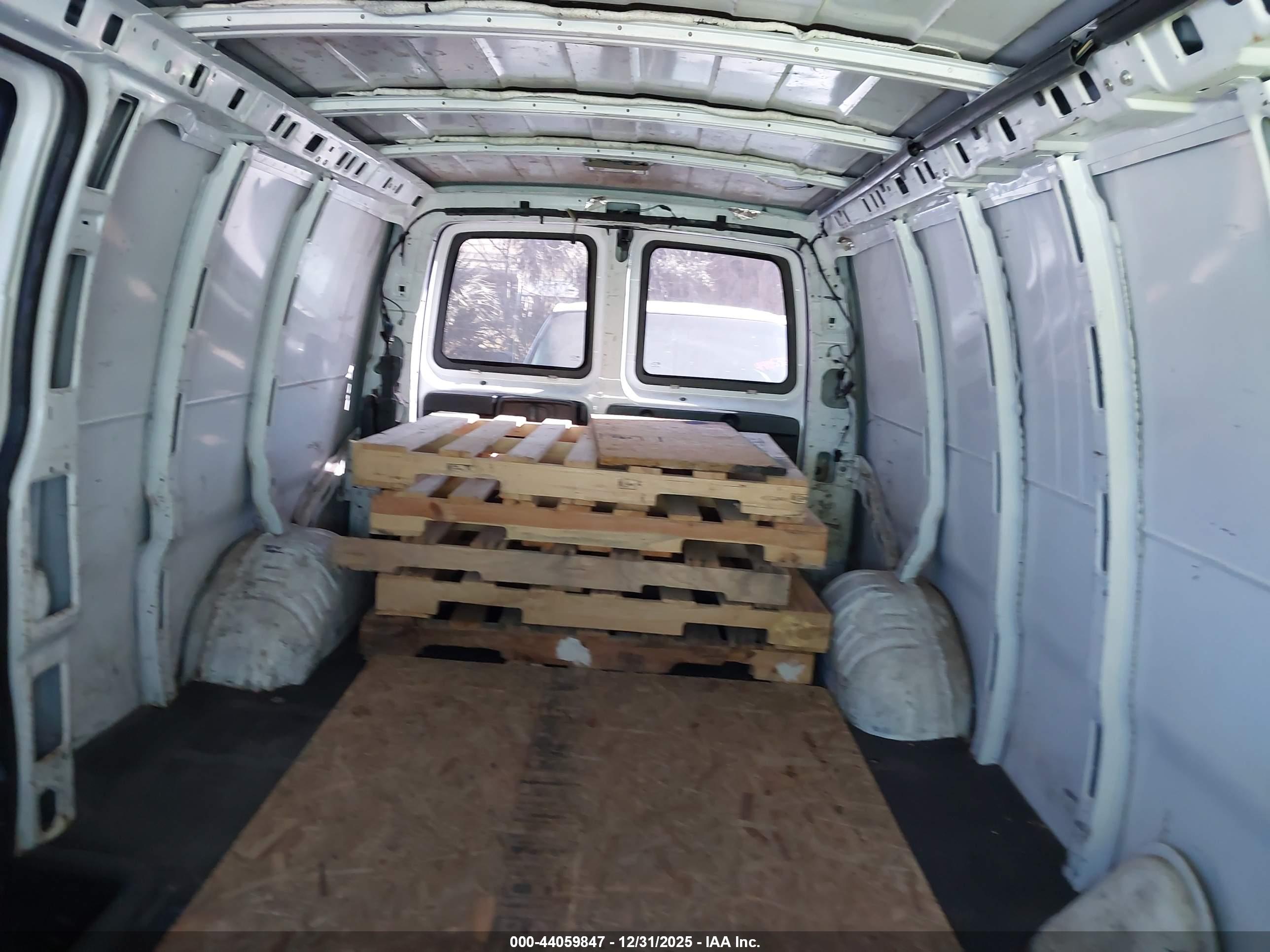 CHEVROLET EXPRESS image 8
