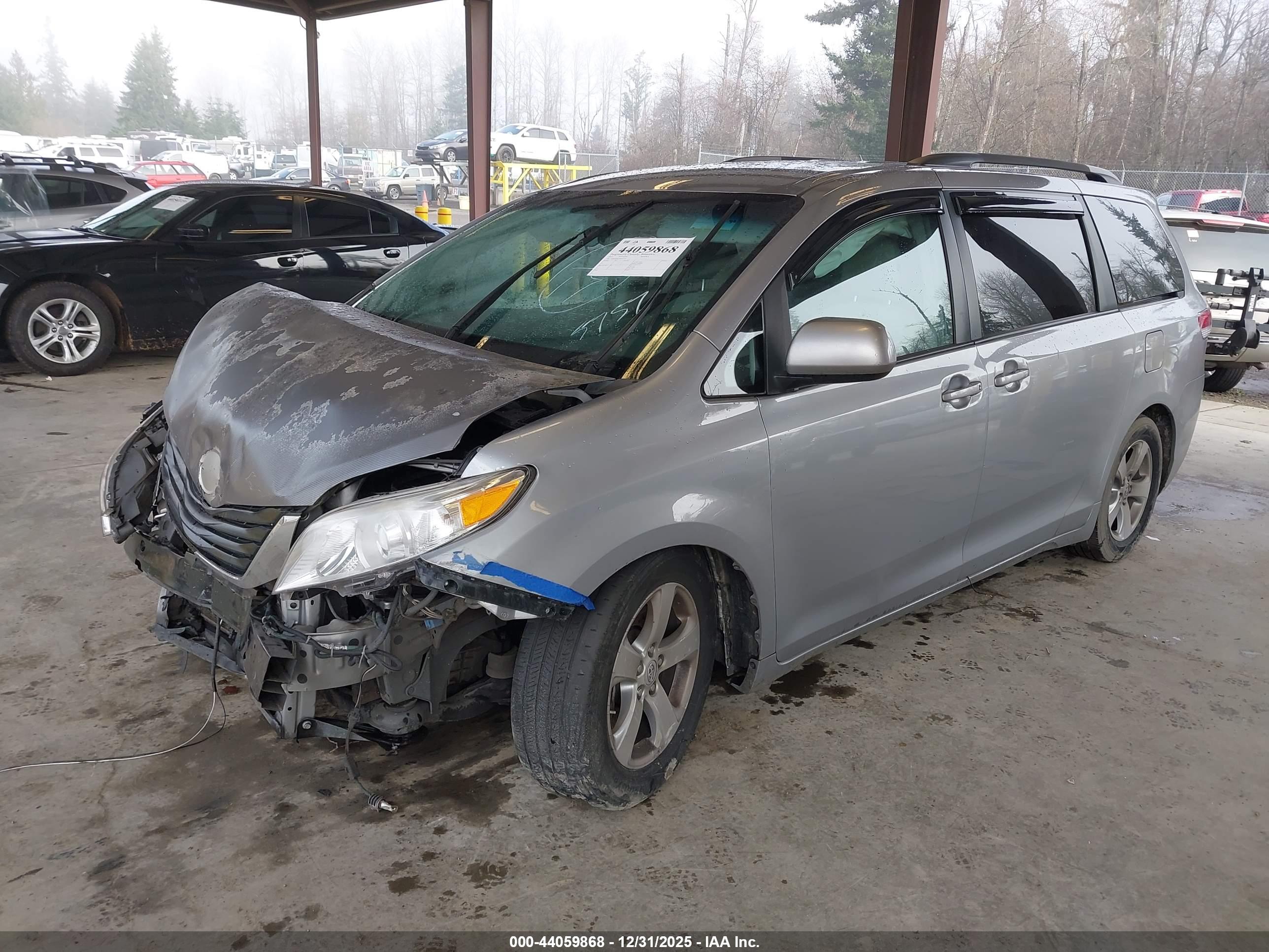 TOYOTA SIENNA image 2