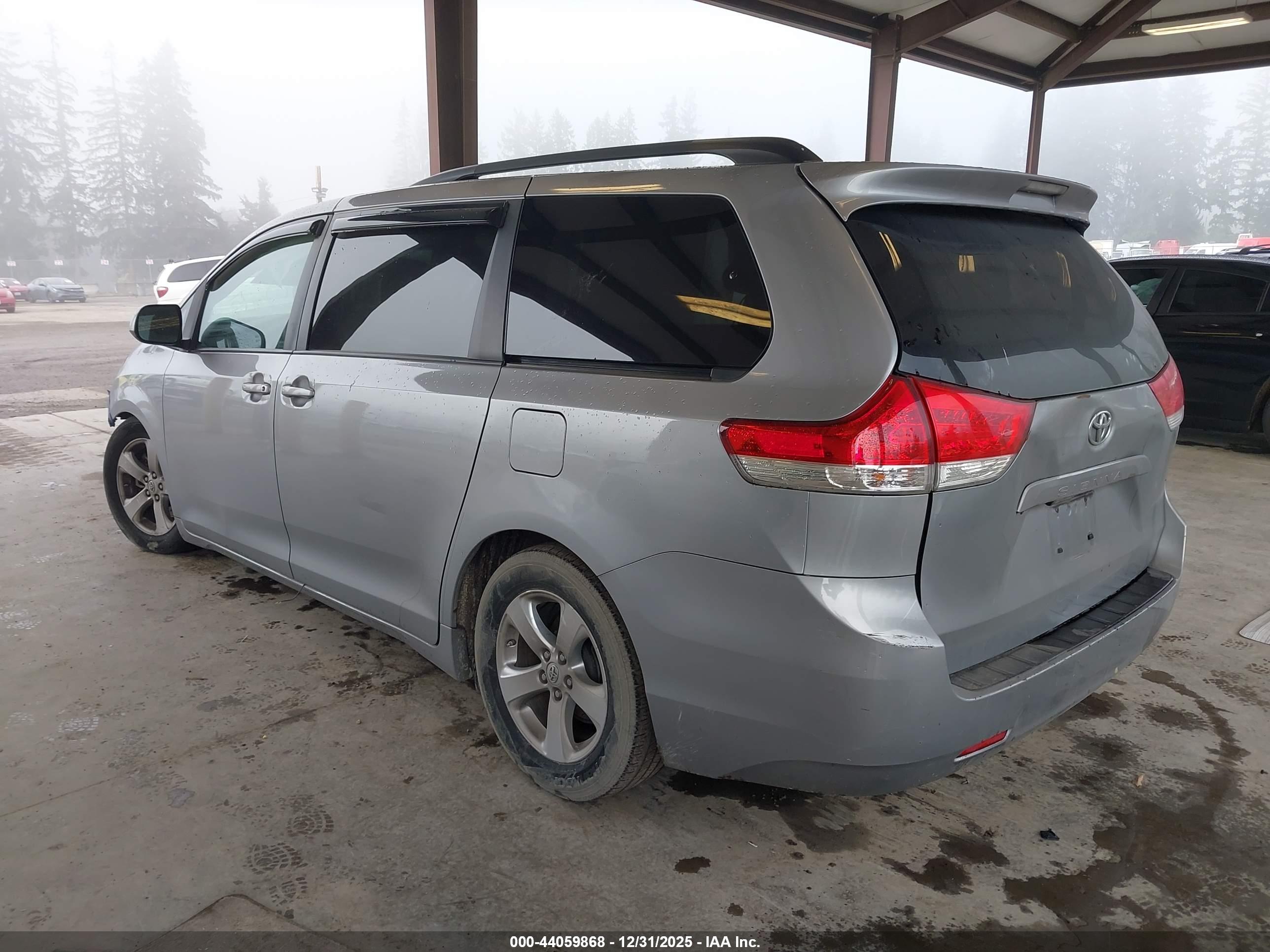 TOYOTA SIENNA image 3