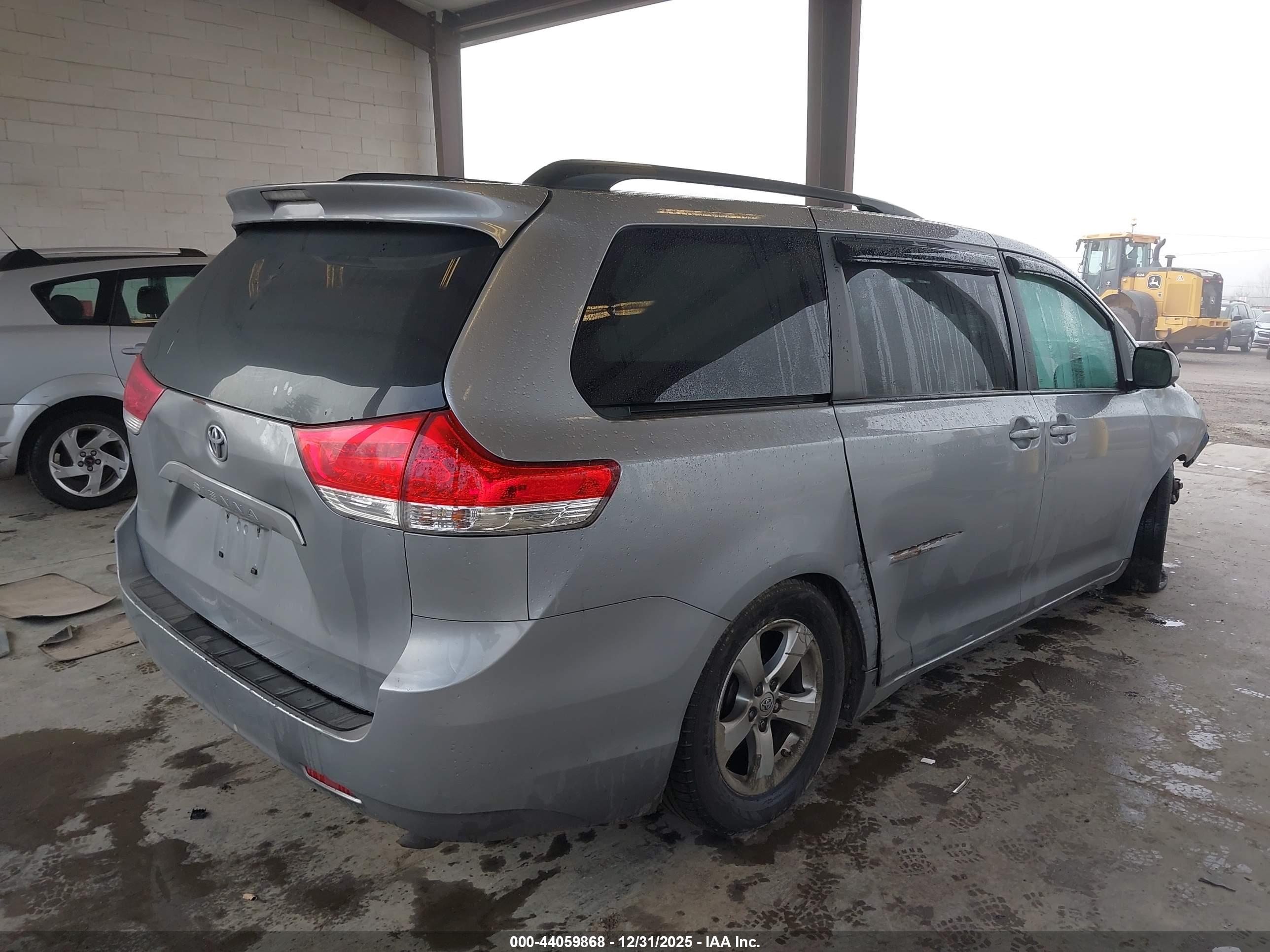 TOYOTA SIENNA image 4