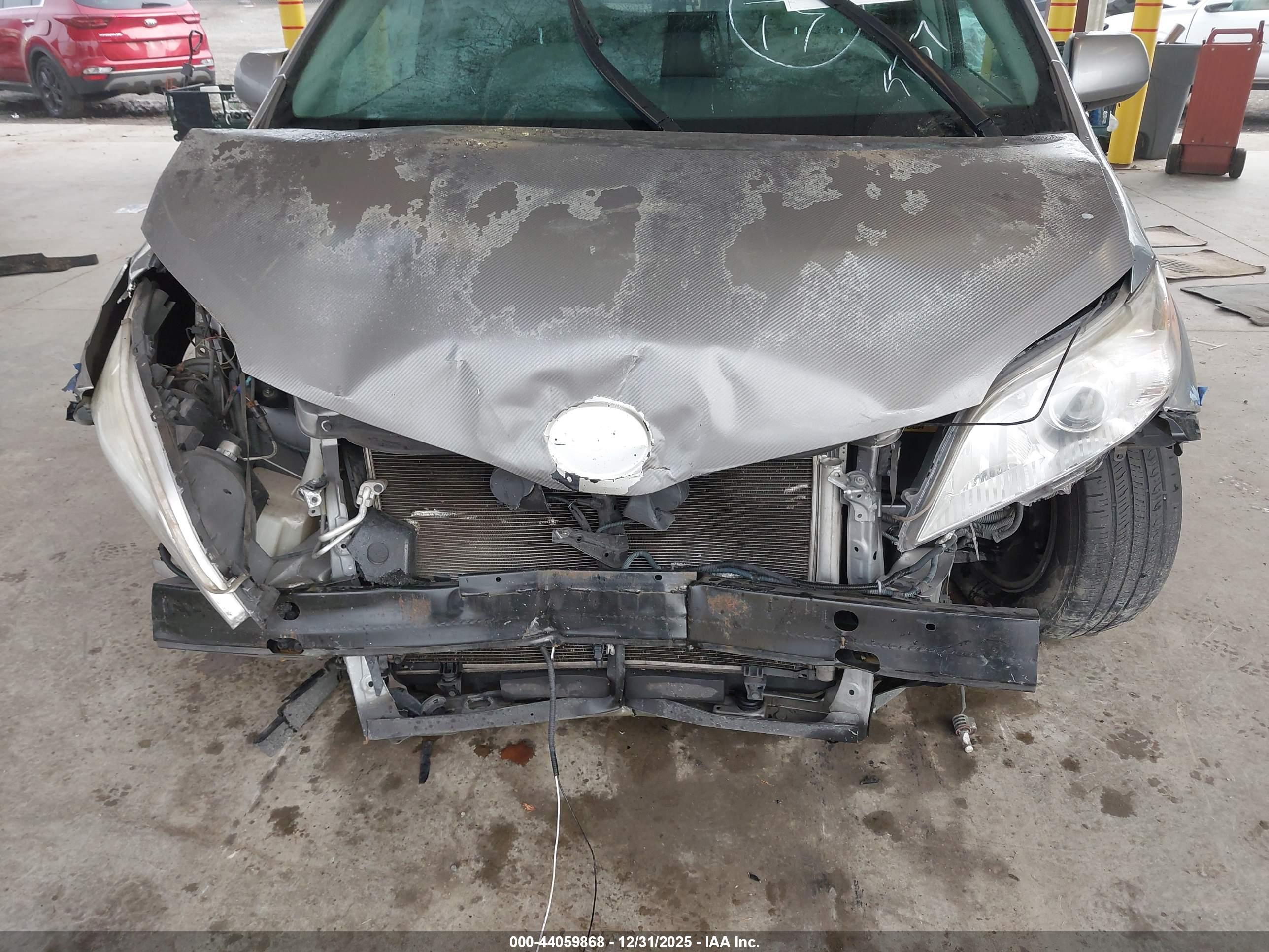 TOYOTA SIENNA image 6