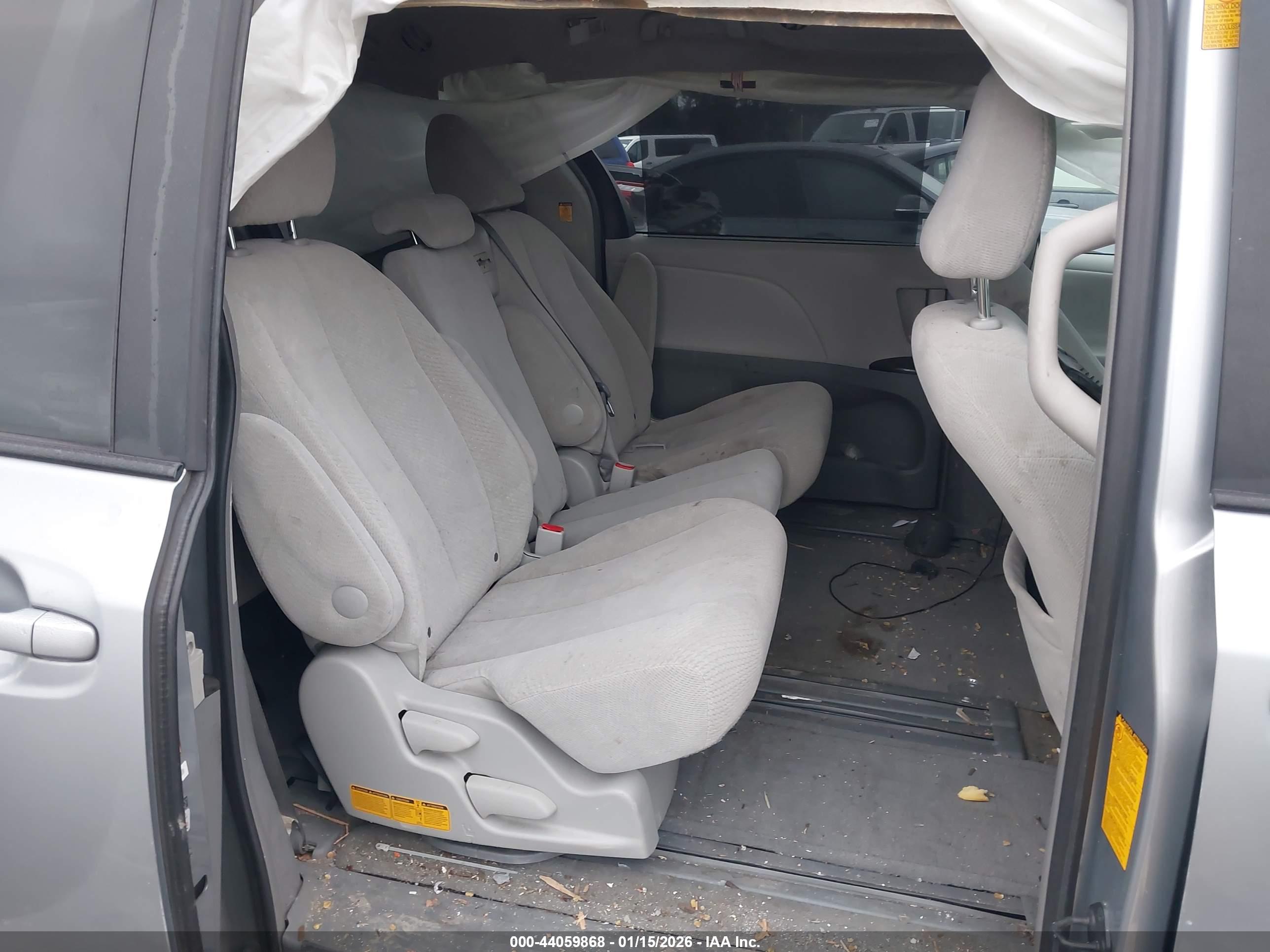 TOYOTA SIENNA image 8