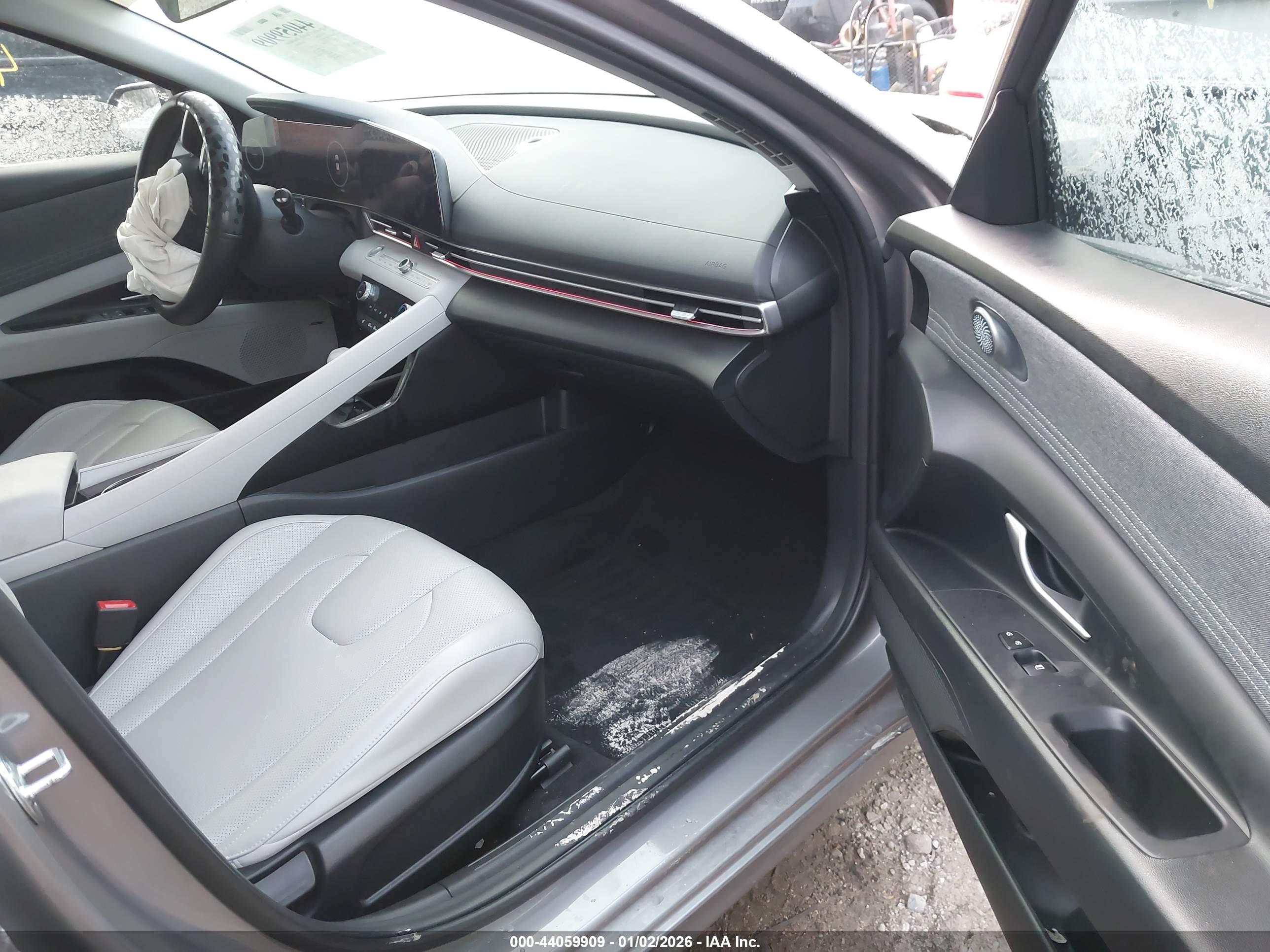 HYUNDAI ELANTRA image 5