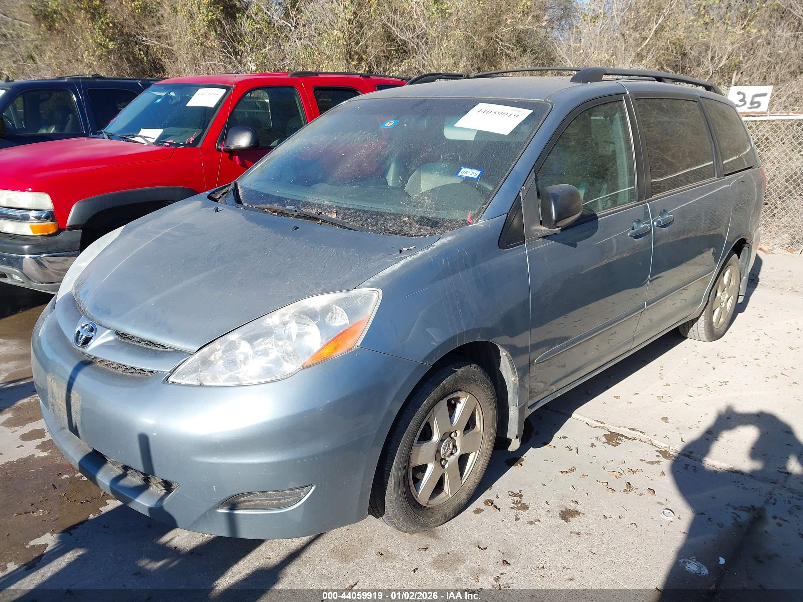 TOYOTA SIENNA image 2