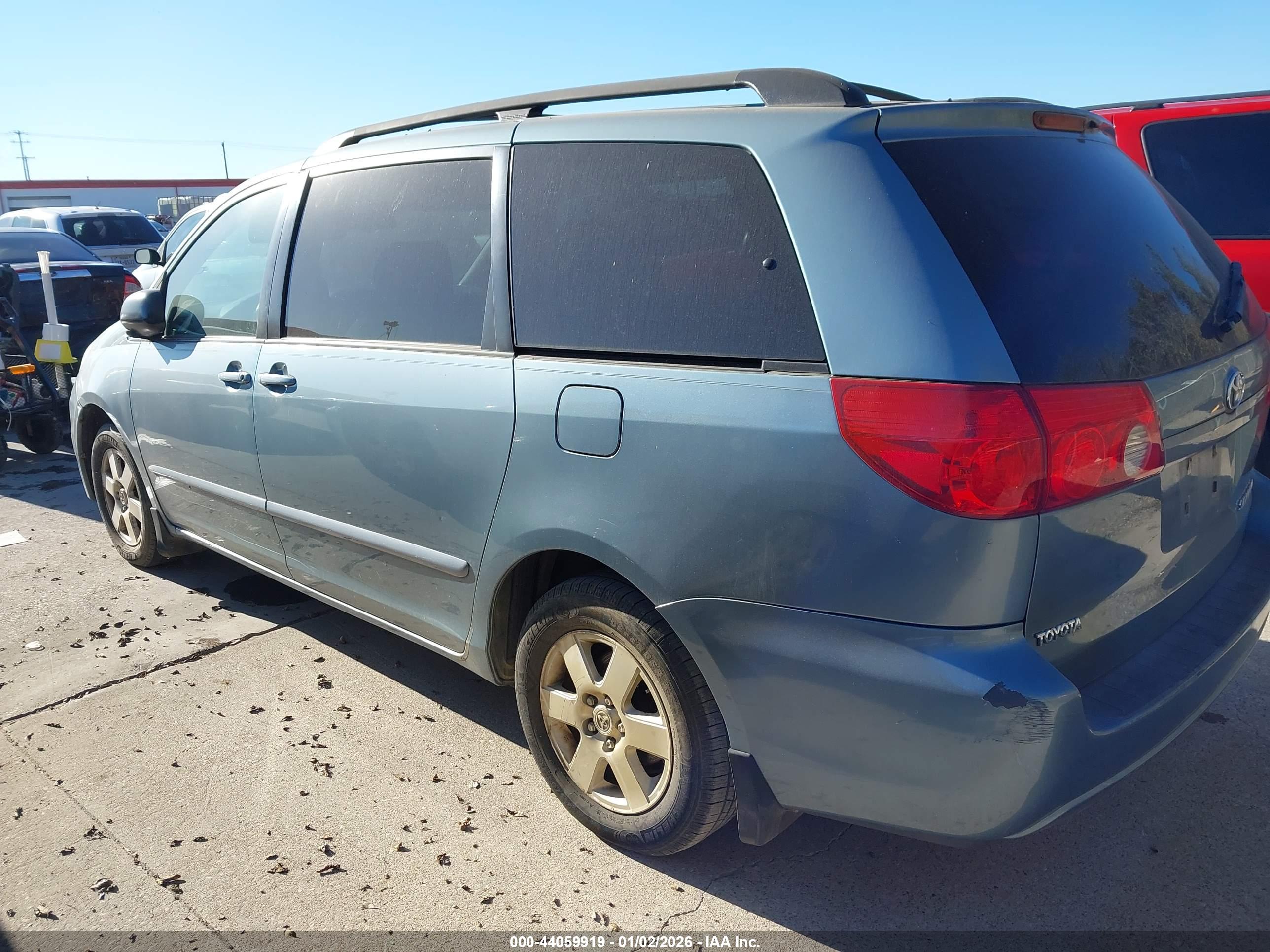 TOYOTA SIENNA image 3