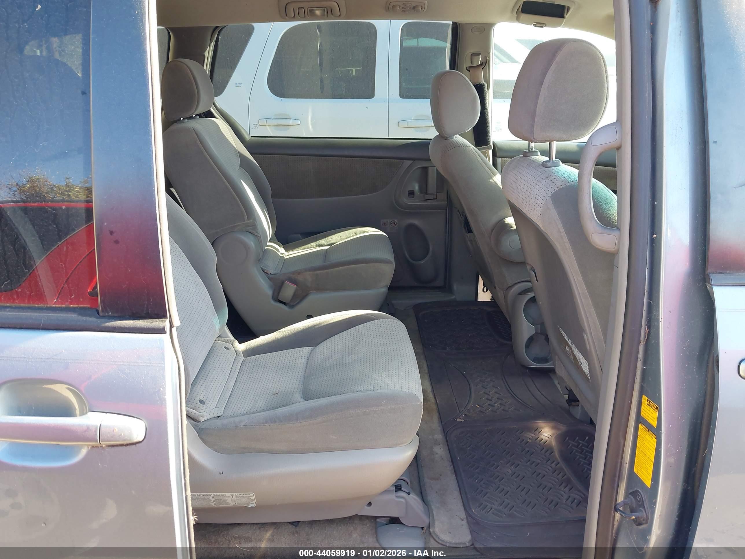 TOYOTA SIENNA image 8
