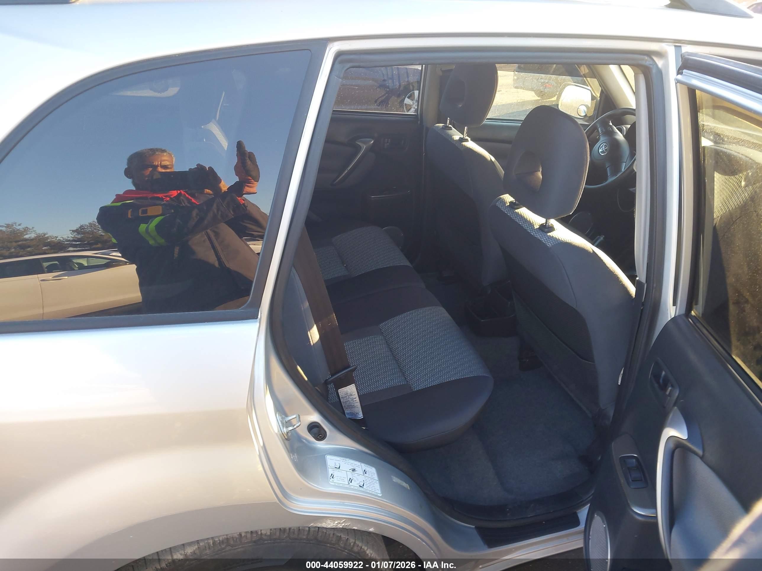TOYOTA RAV4 image 8